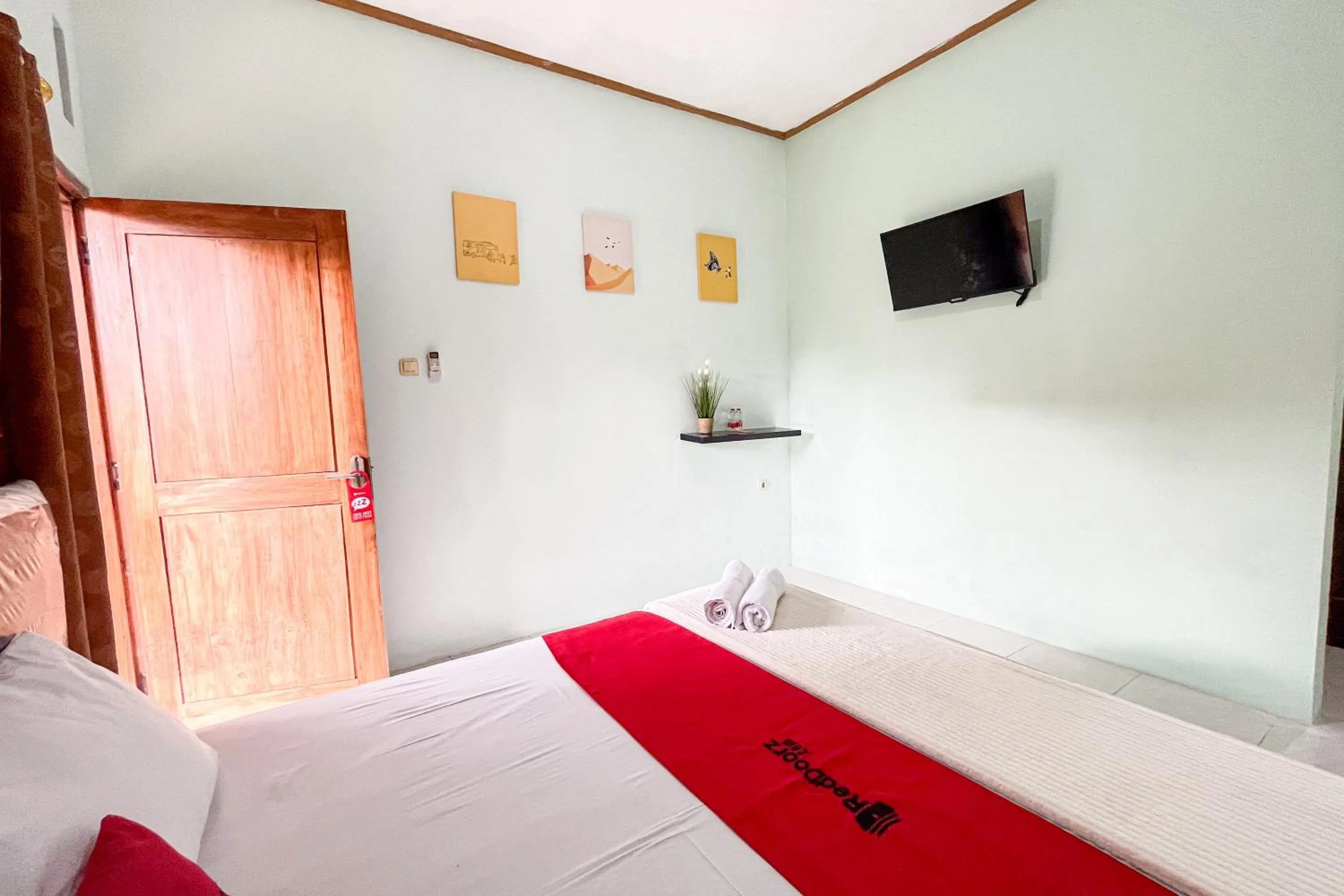 Bedroom, Bed in RedDoorz Syariah near RS Bhayangkara Nganjuk