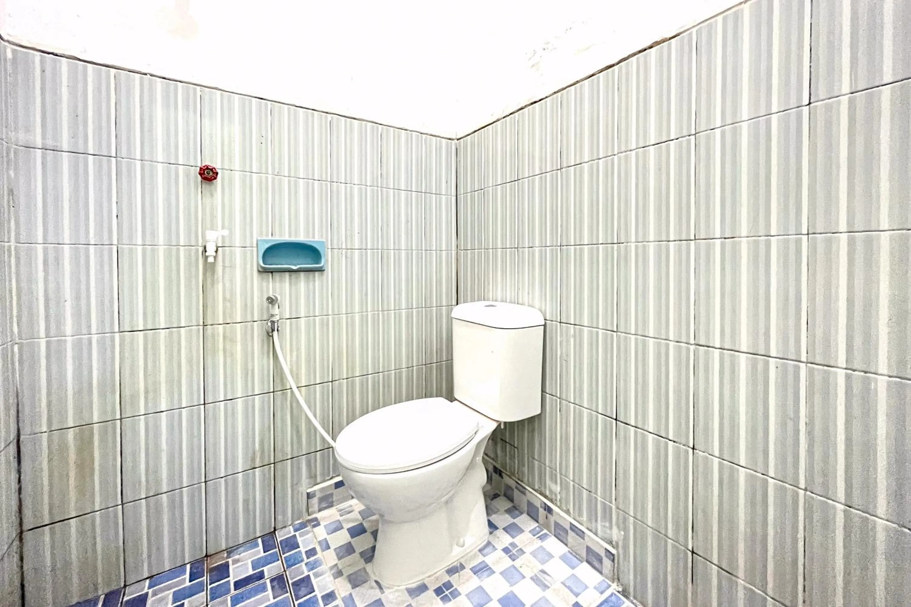 Bathroom in RedDoorz Syariah near RS Bhayangkara Nganjuk