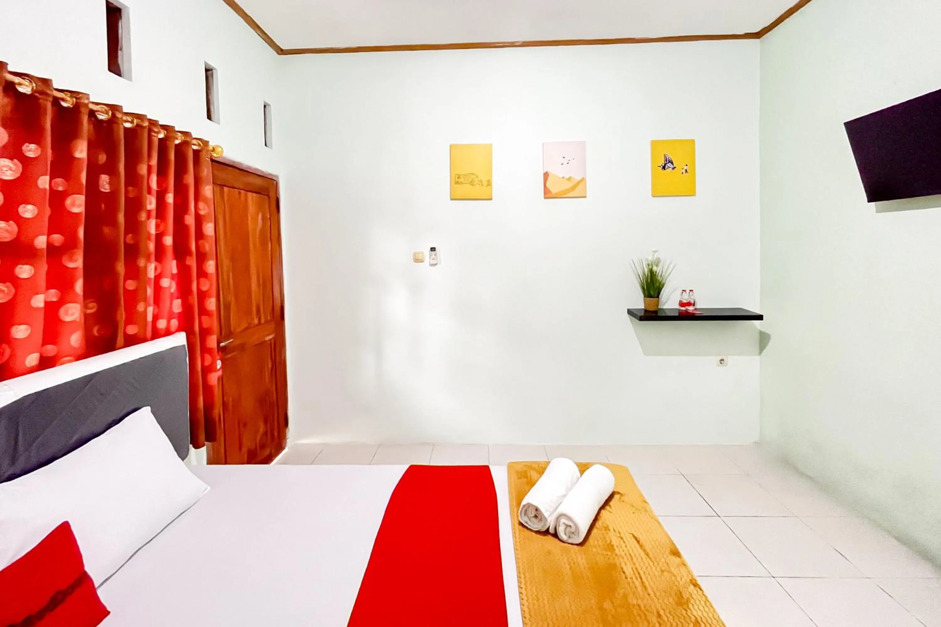 Bedroom, Bed in RedDoorz Syariah near RS Bhayangkara Nganjuk