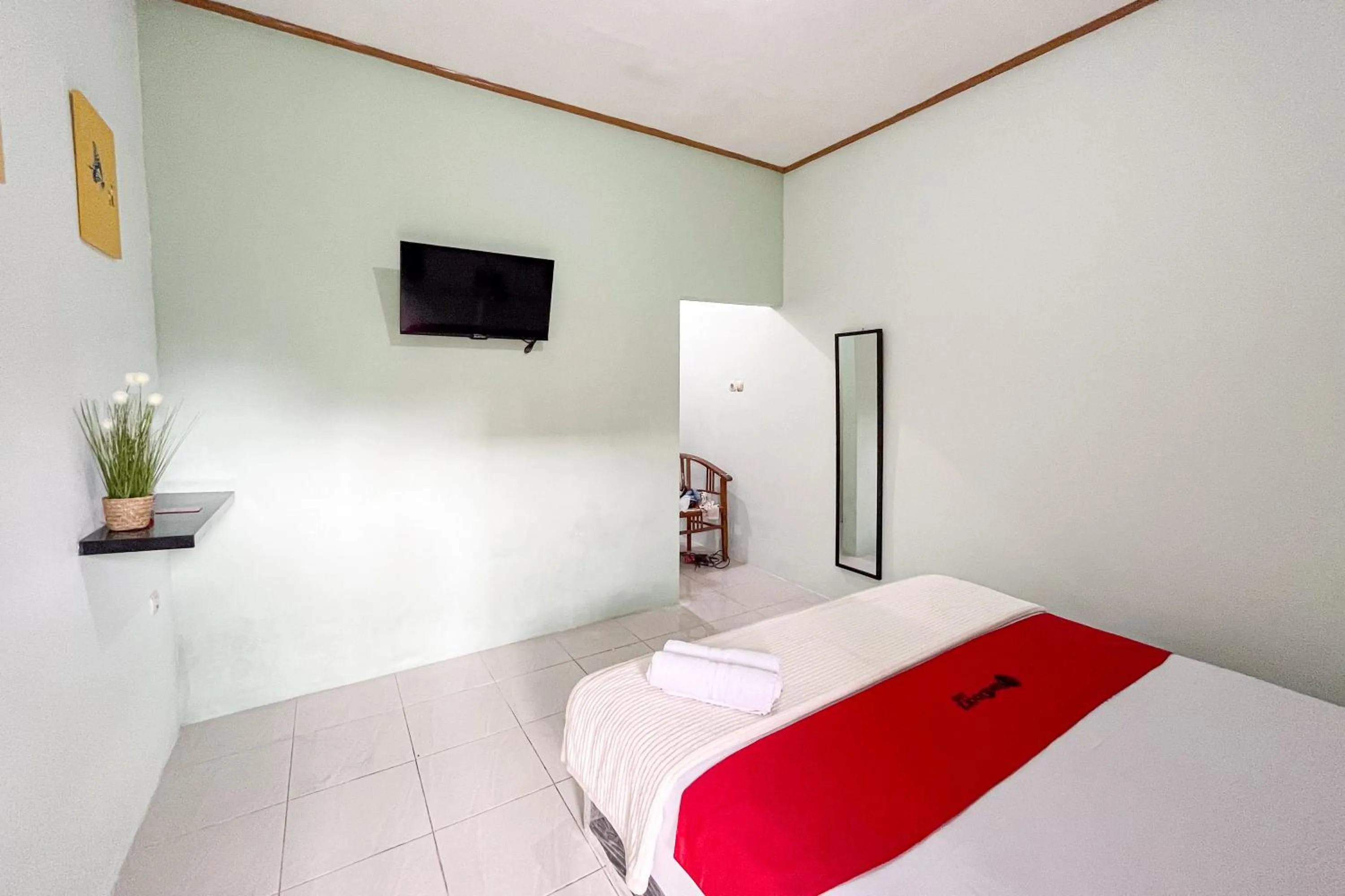 Bedroom, Bed in RedDoorz Syariah near RS Bhayangkara Nganjuk