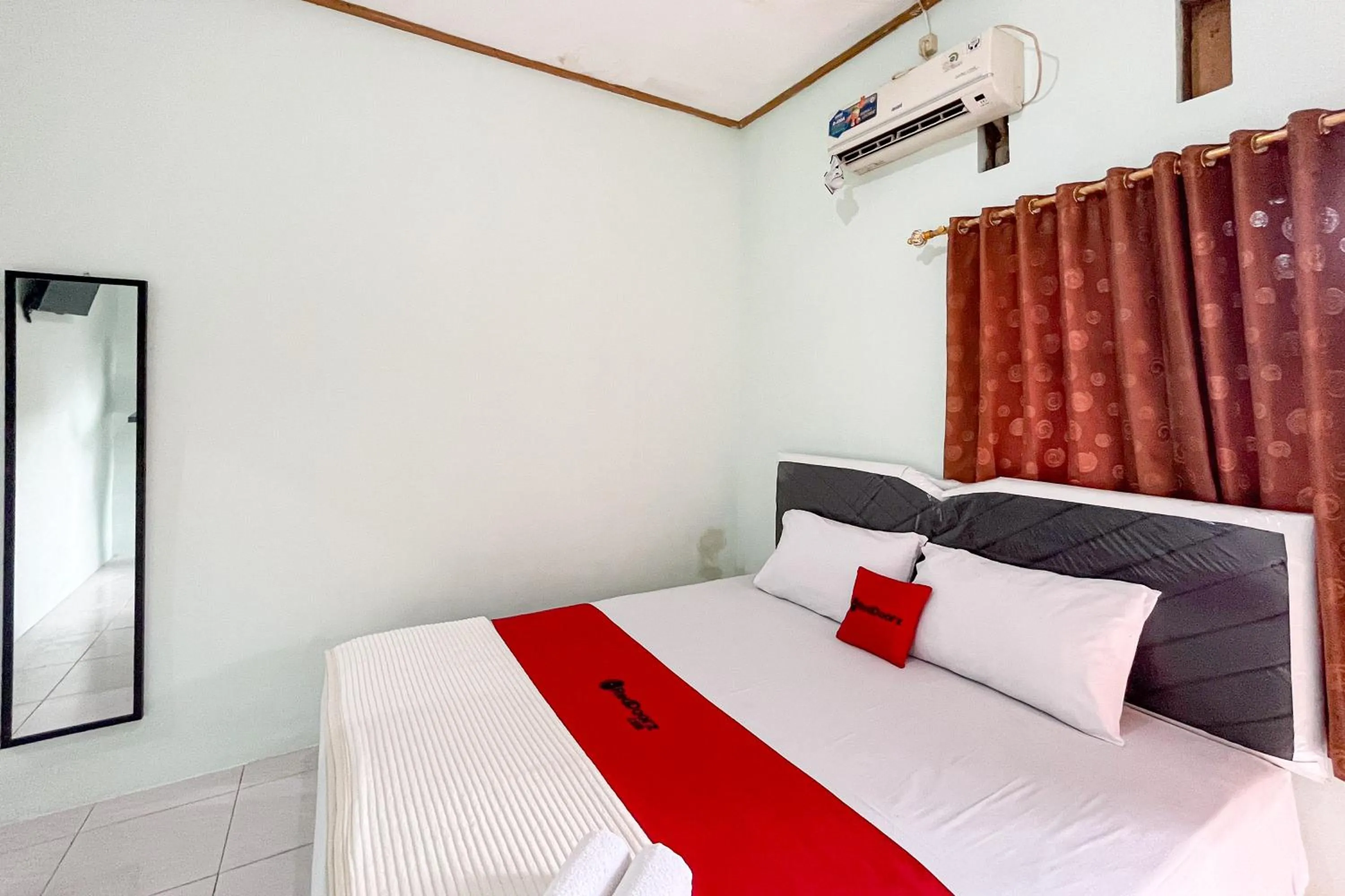 Bedroom, Bed in RedDoorz Syariah near RS Bhayangkara Nganjuk