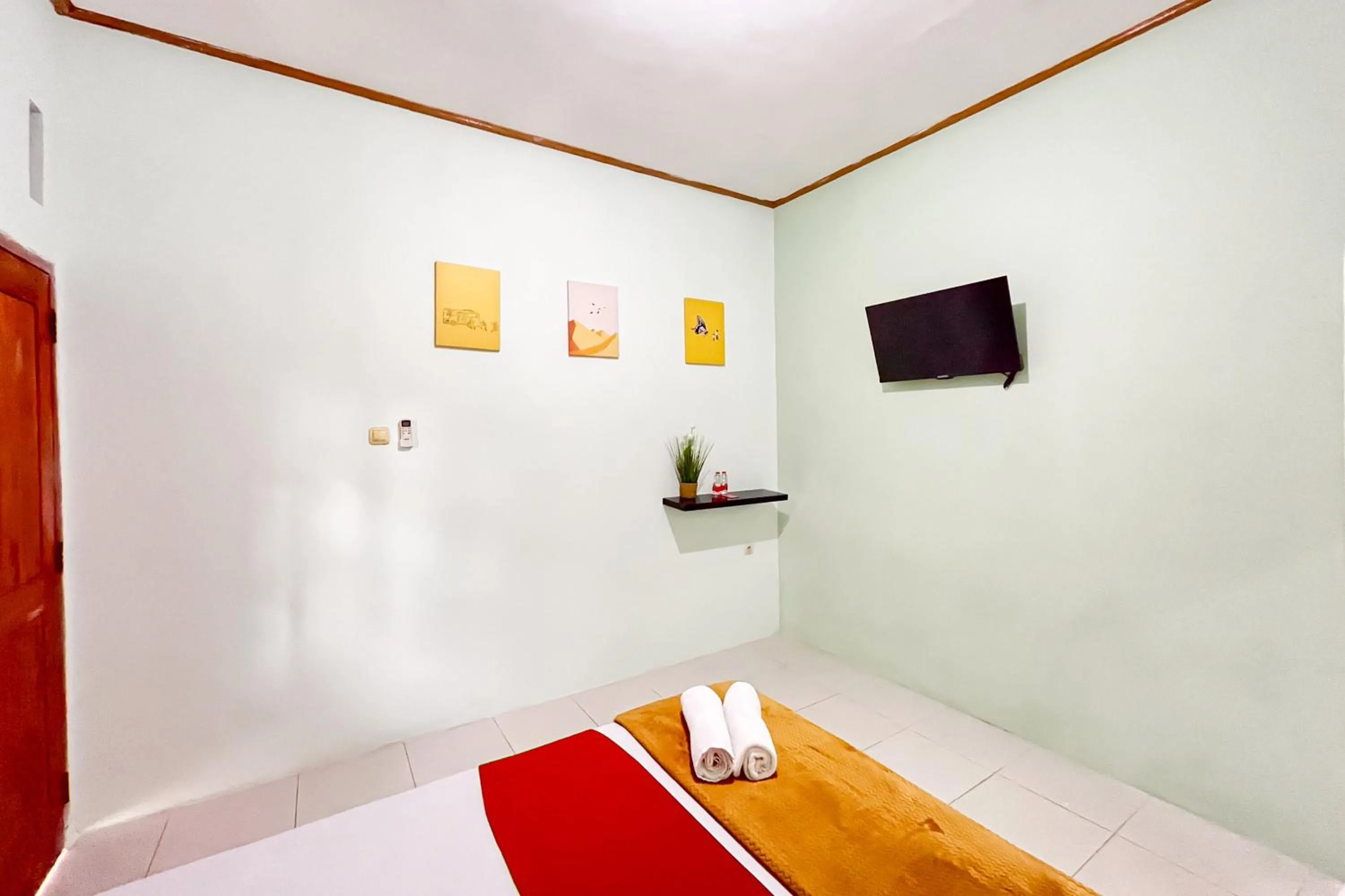 Bedroom, Bed in RedDoorz Syariah near RS Bhayangkara Nganjuk