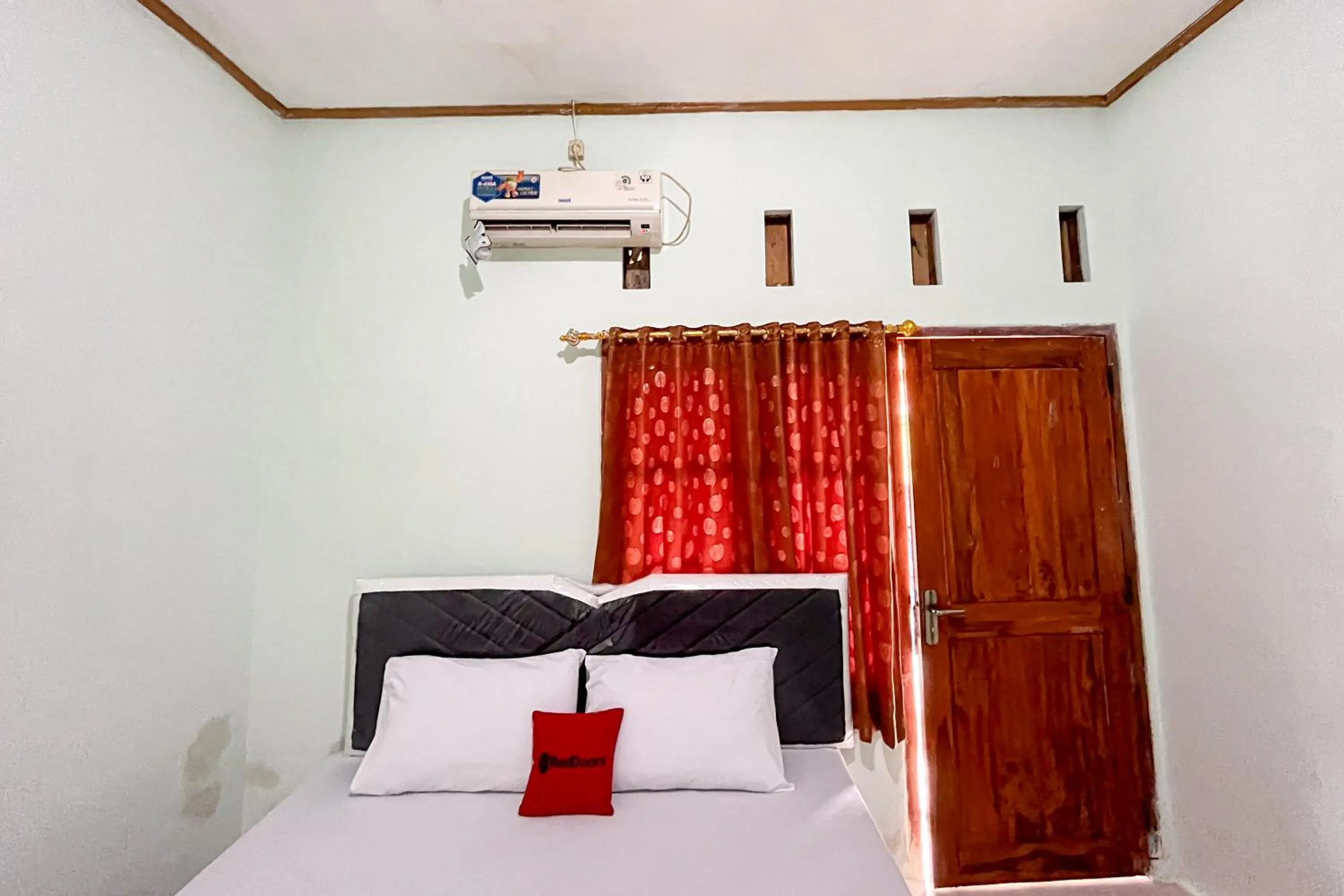 Bedroom, Bed in RedDoorz Syariah near RS Bhayangkara Nganjuk