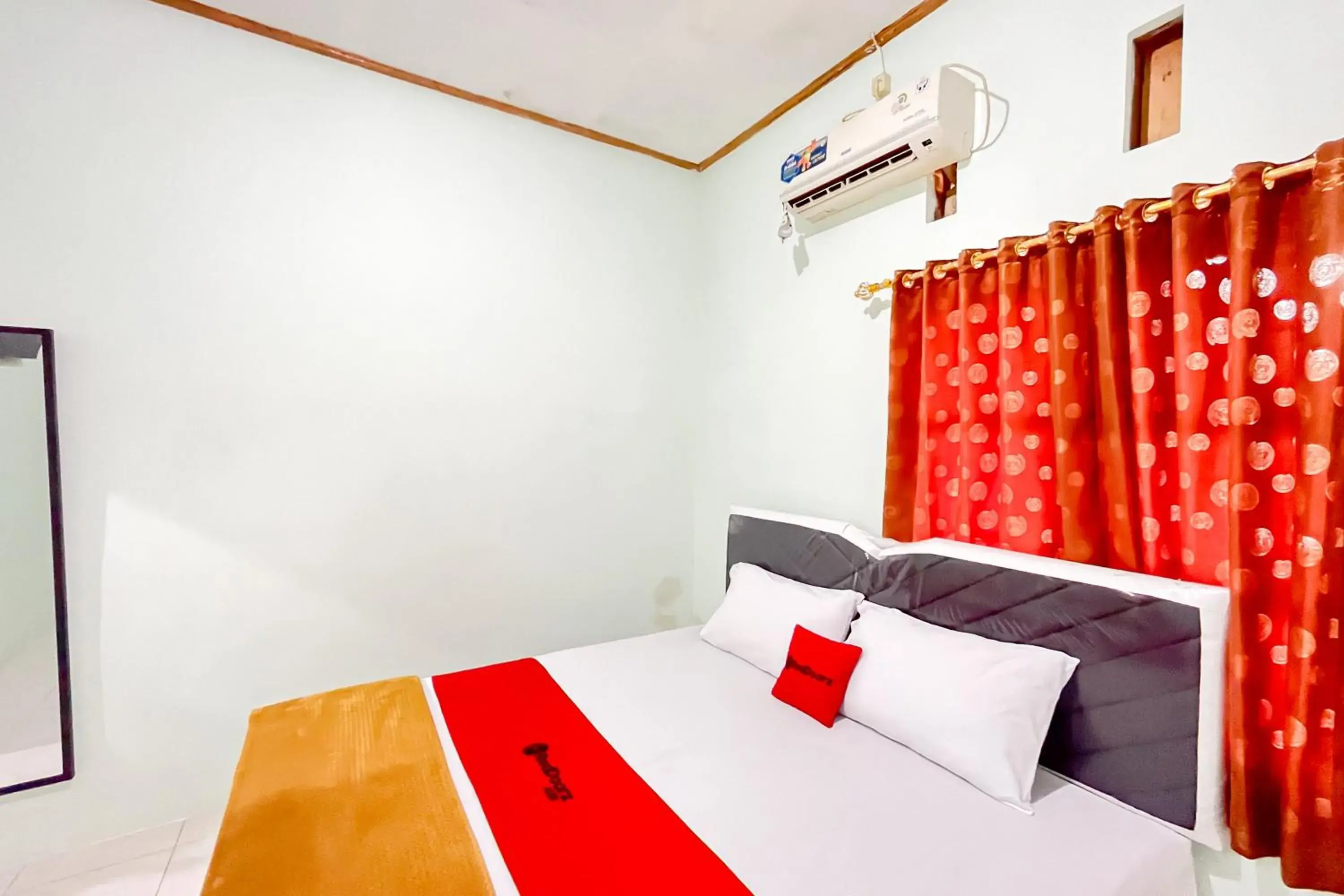 Standard Twin Room in RedDoorz Syariah near RS Bhayangkara Nganjuk Standard Twin Room in RedDoorz Syariah near RS Bhayangkara Nganjuk