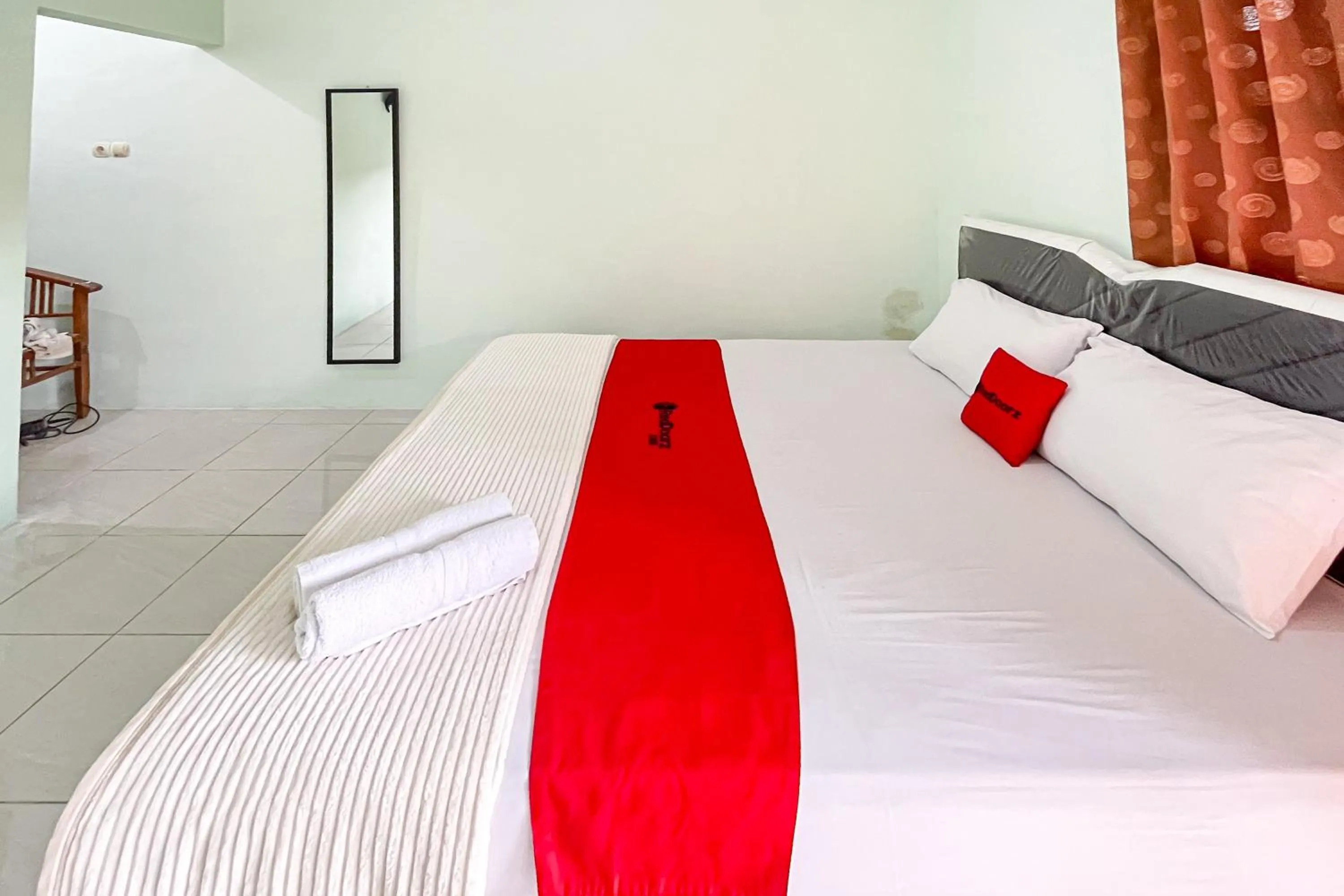 Bedroom, Bed in RedDoorz Syariah near RS Bhayangkara Nganjuk