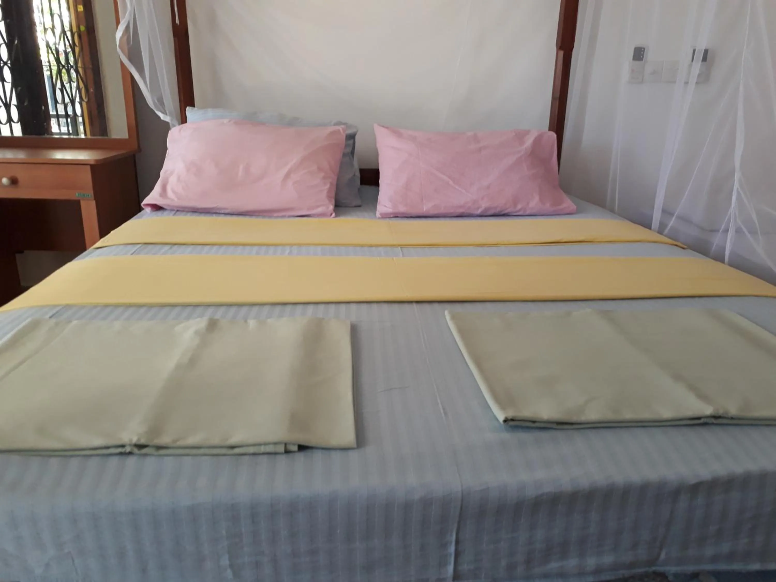 Bedroom, Bed in Traveller's Home Hotel