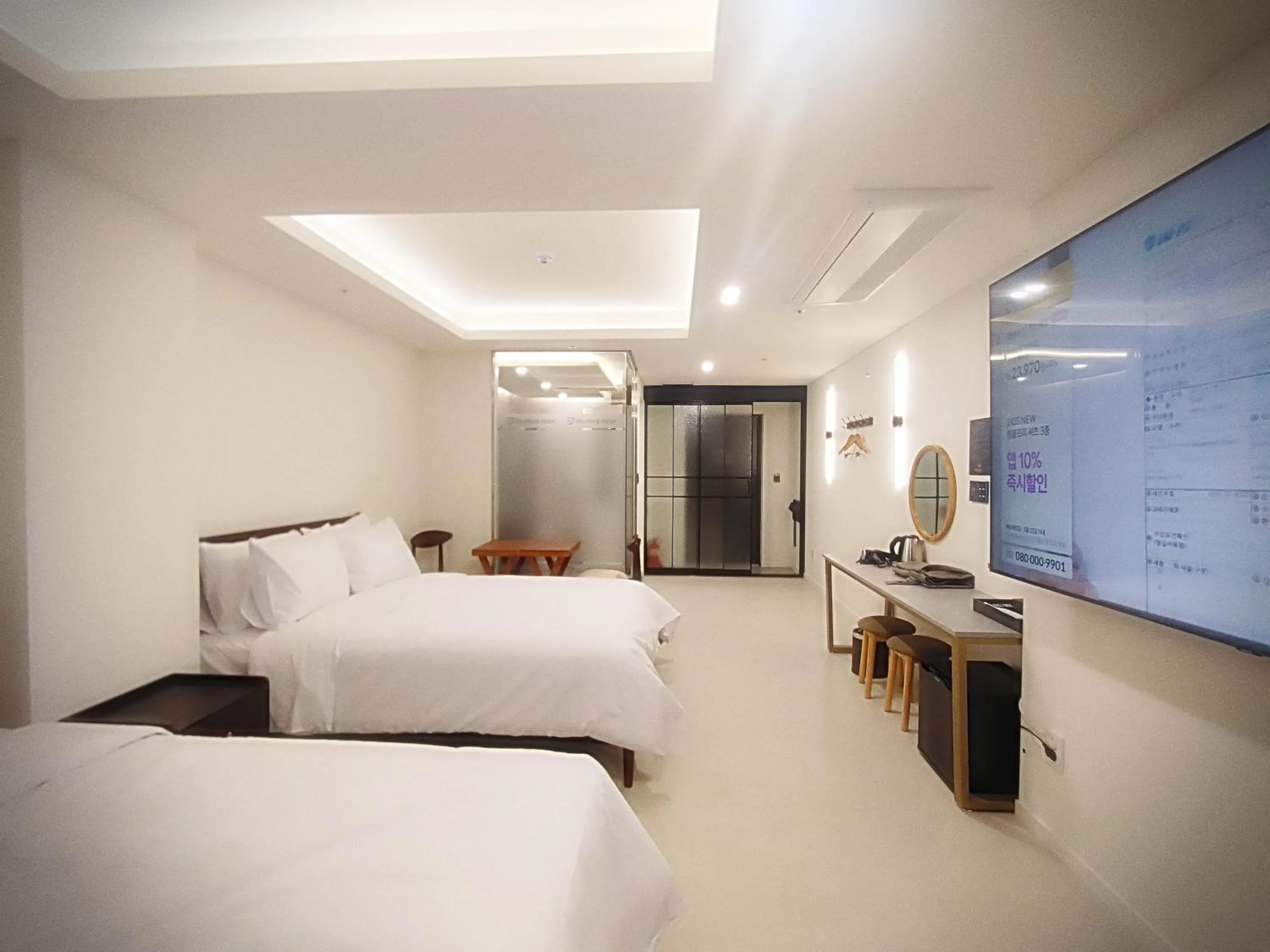 Bedroom, Bed in Bluebird Hotel