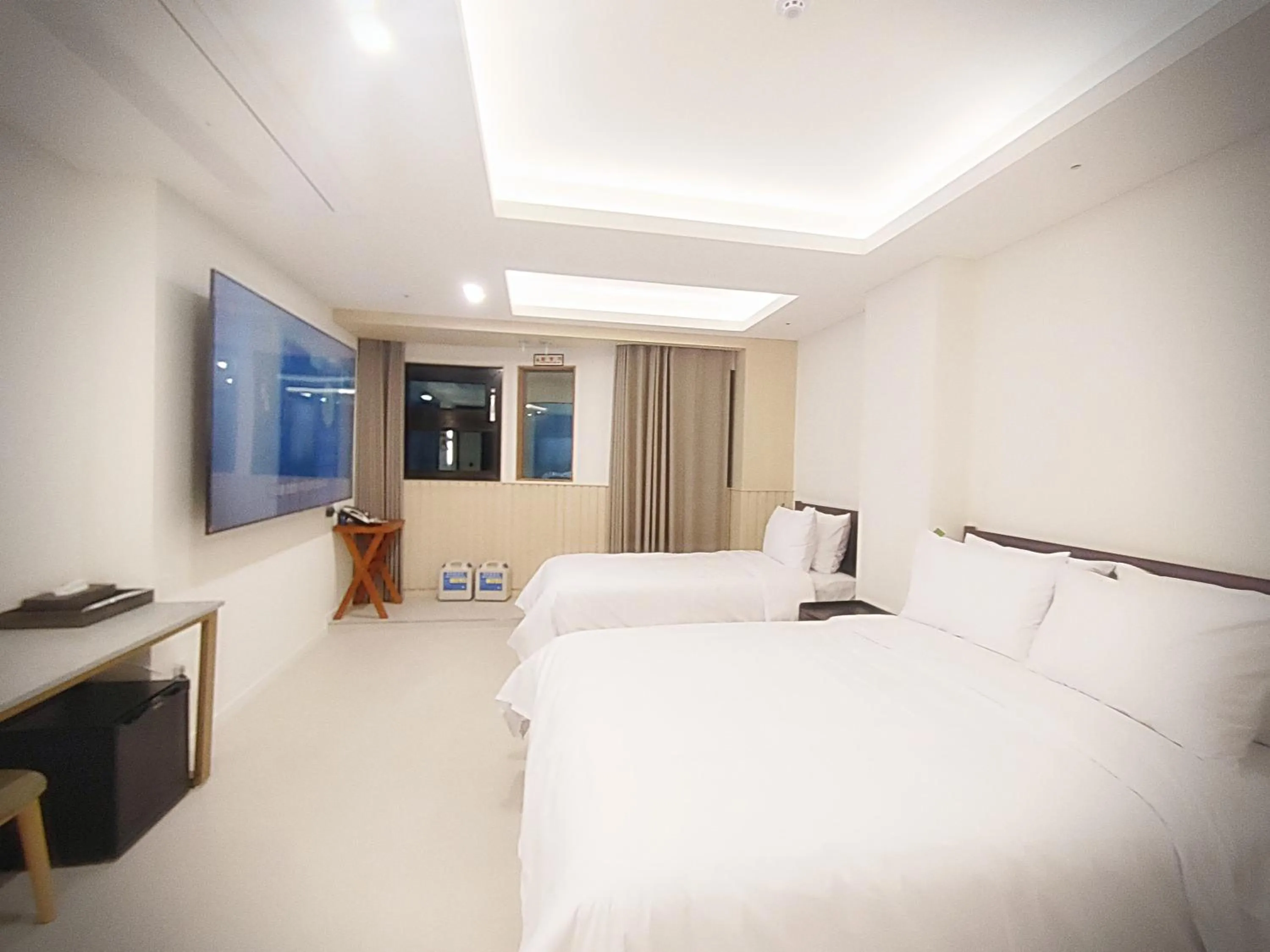 Bedroom, Bed in Bluebird Hotel