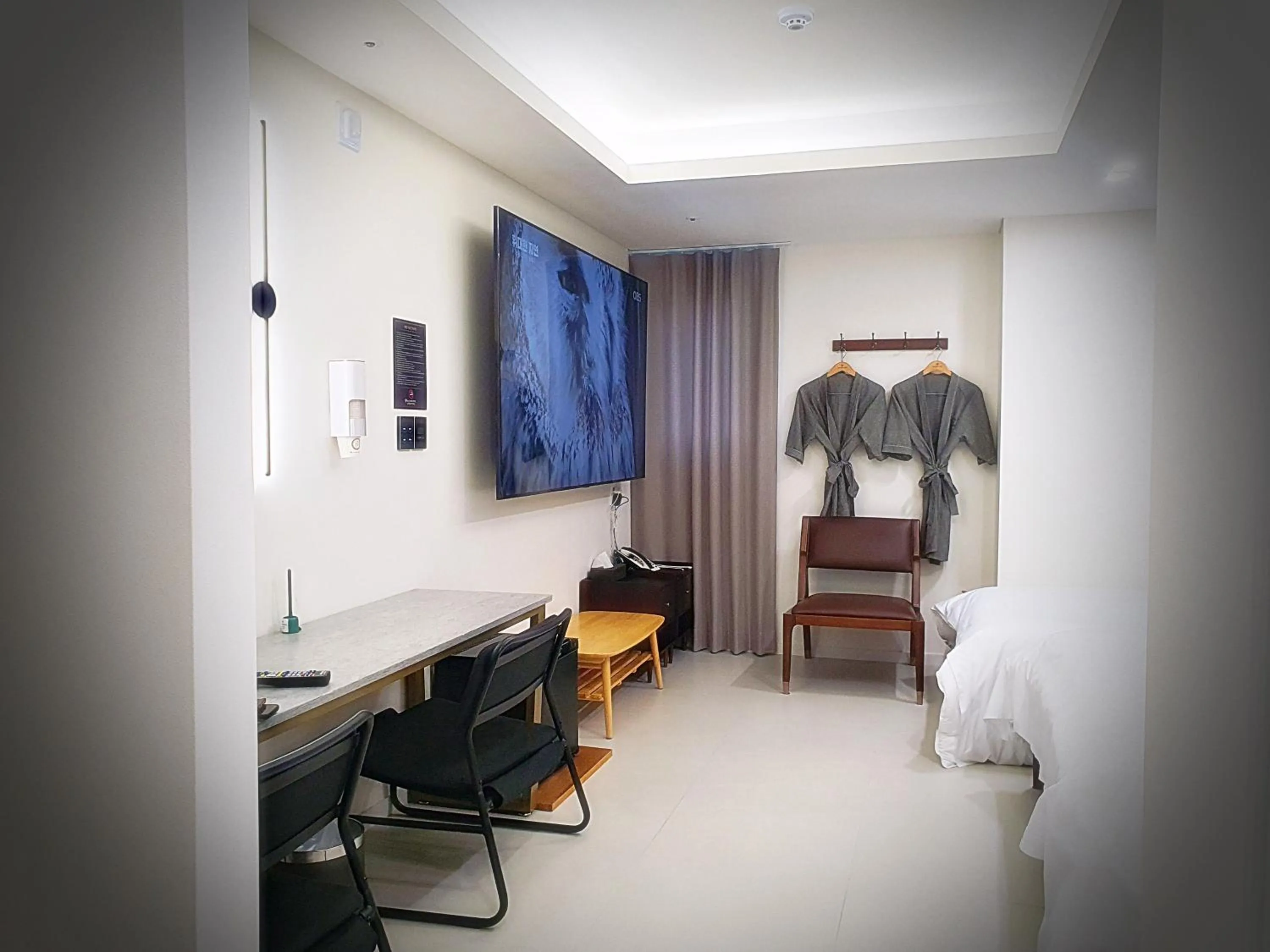 Photo of the whole room, Bed in Bluebird Hotel