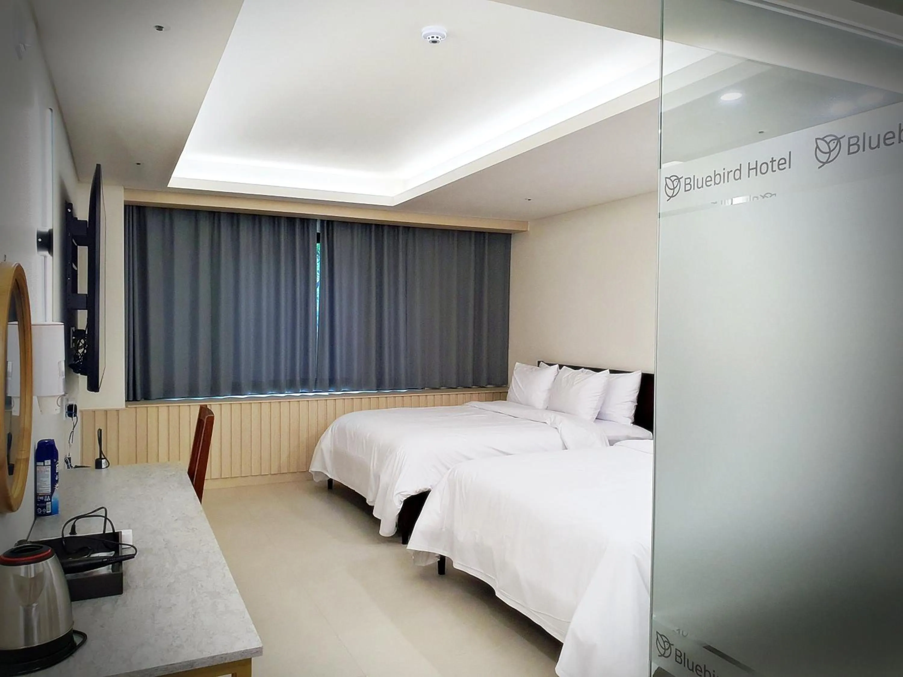 Bedroom, Bed in Bluebird Hotel