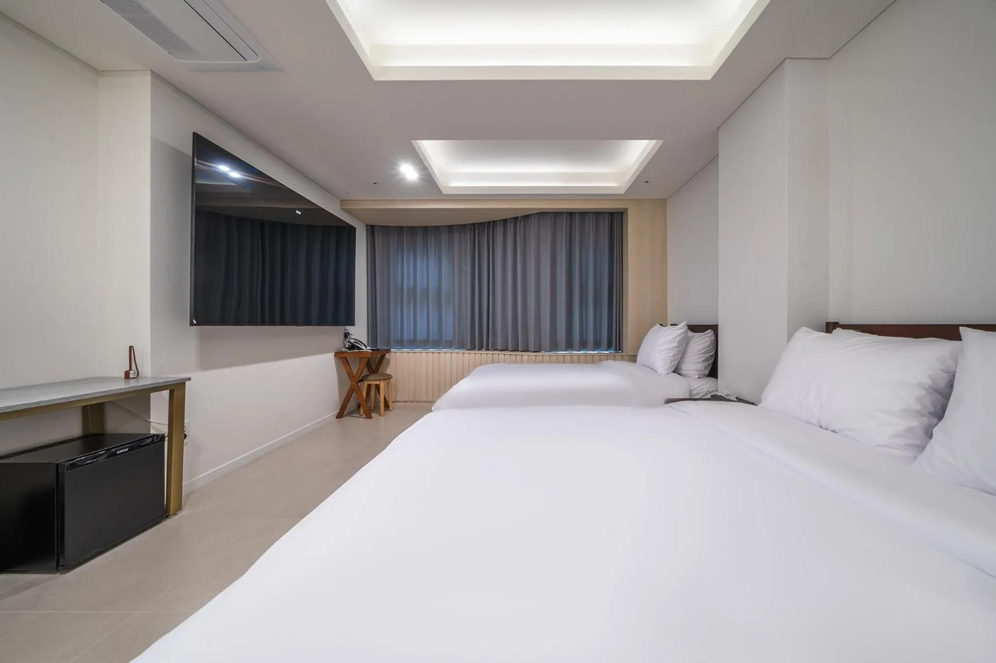 Bedroom, Bed in Bluebird Hotel