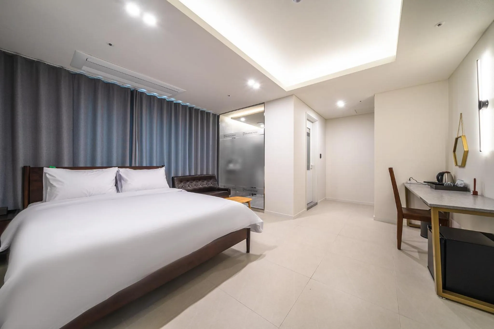 Bedroom, Bed in Bluebird Hotel