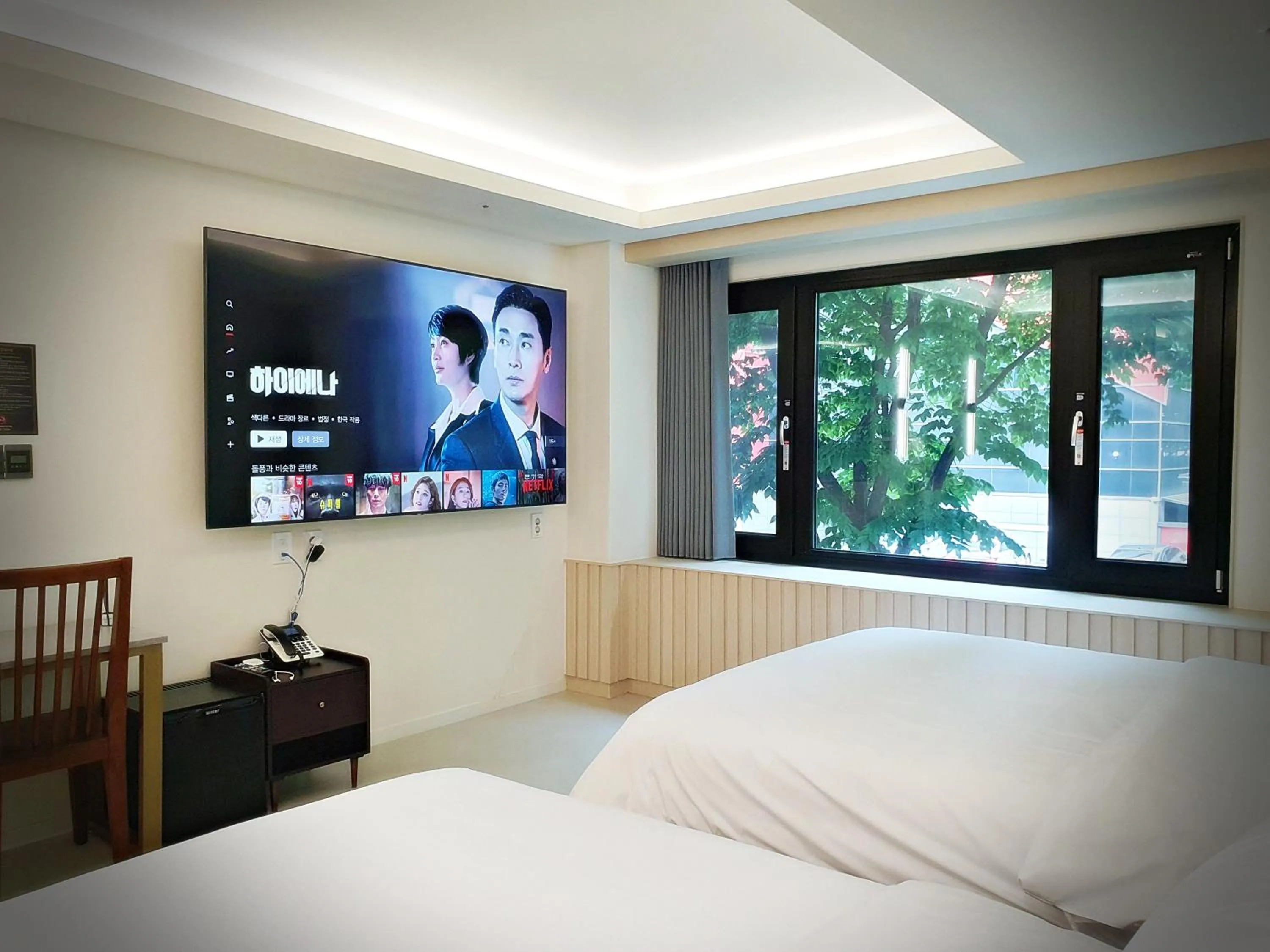 Bedroom, Bed in Bluebird Hotel