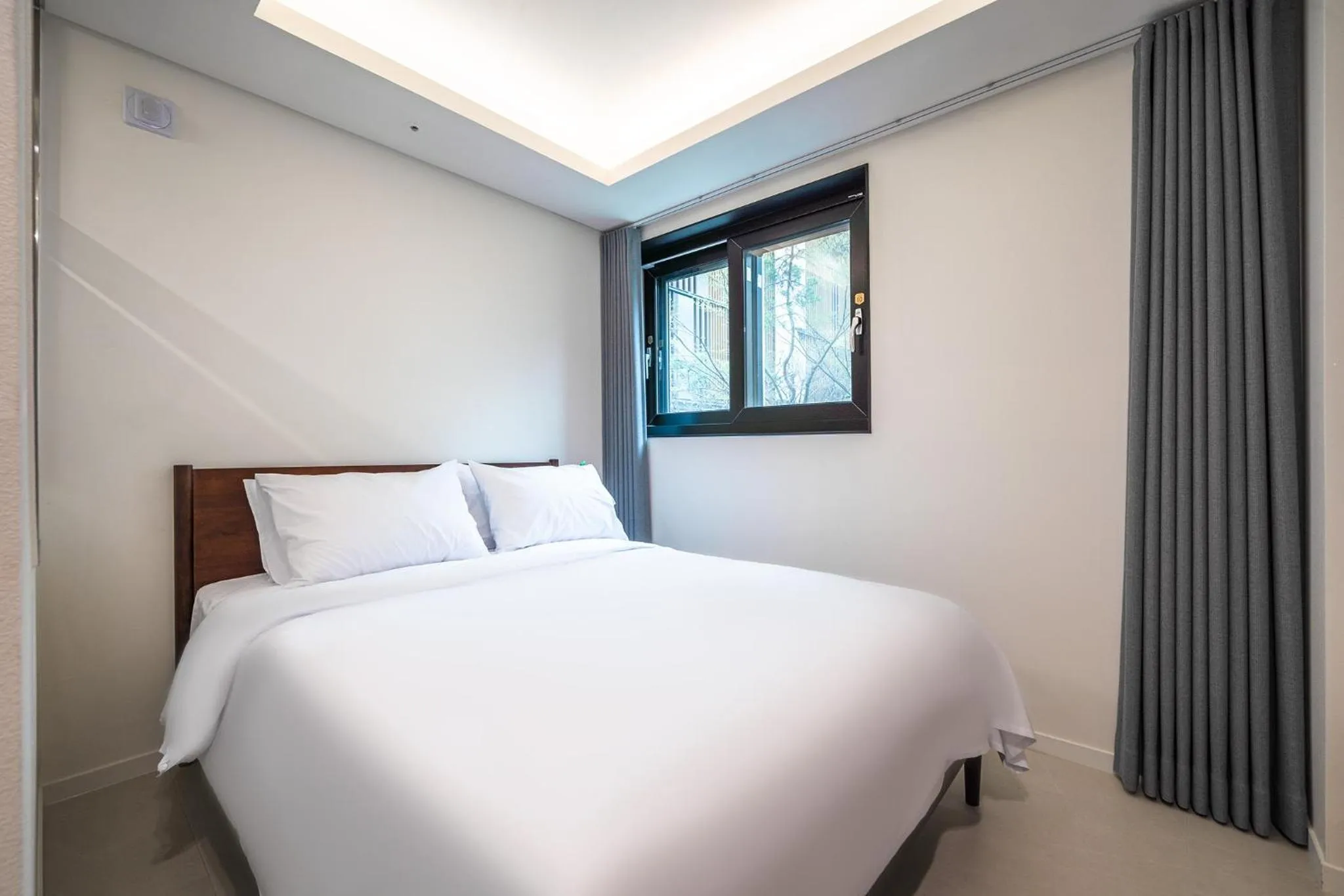 Bedroom, Bed in Bluebird Hotel