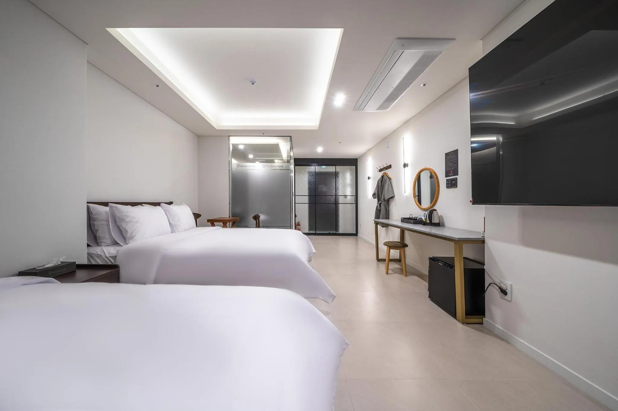 Bedroom, Bed in Bluebird Hotel