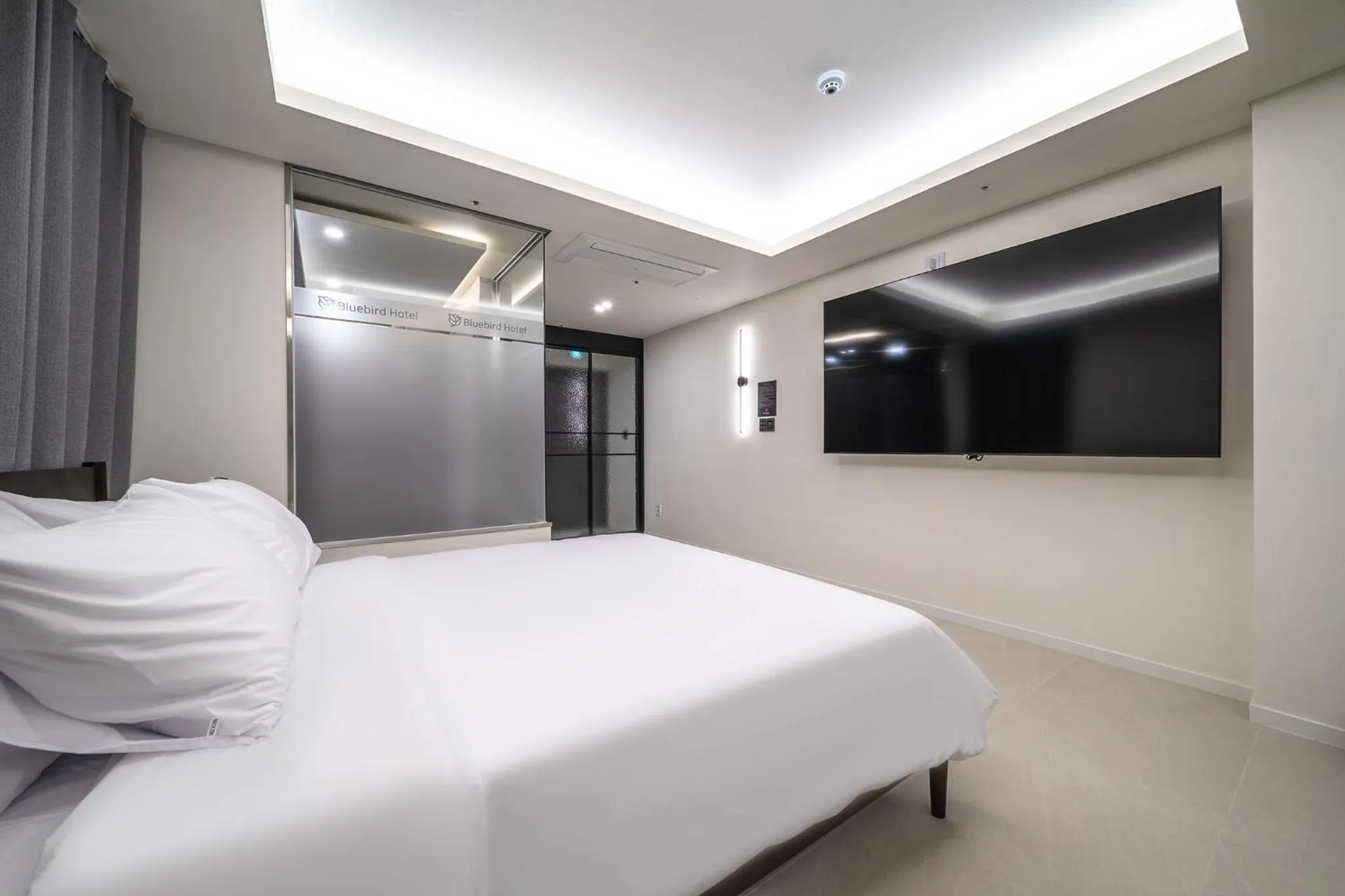 Bedroom, Bed in Bluebird Hotel