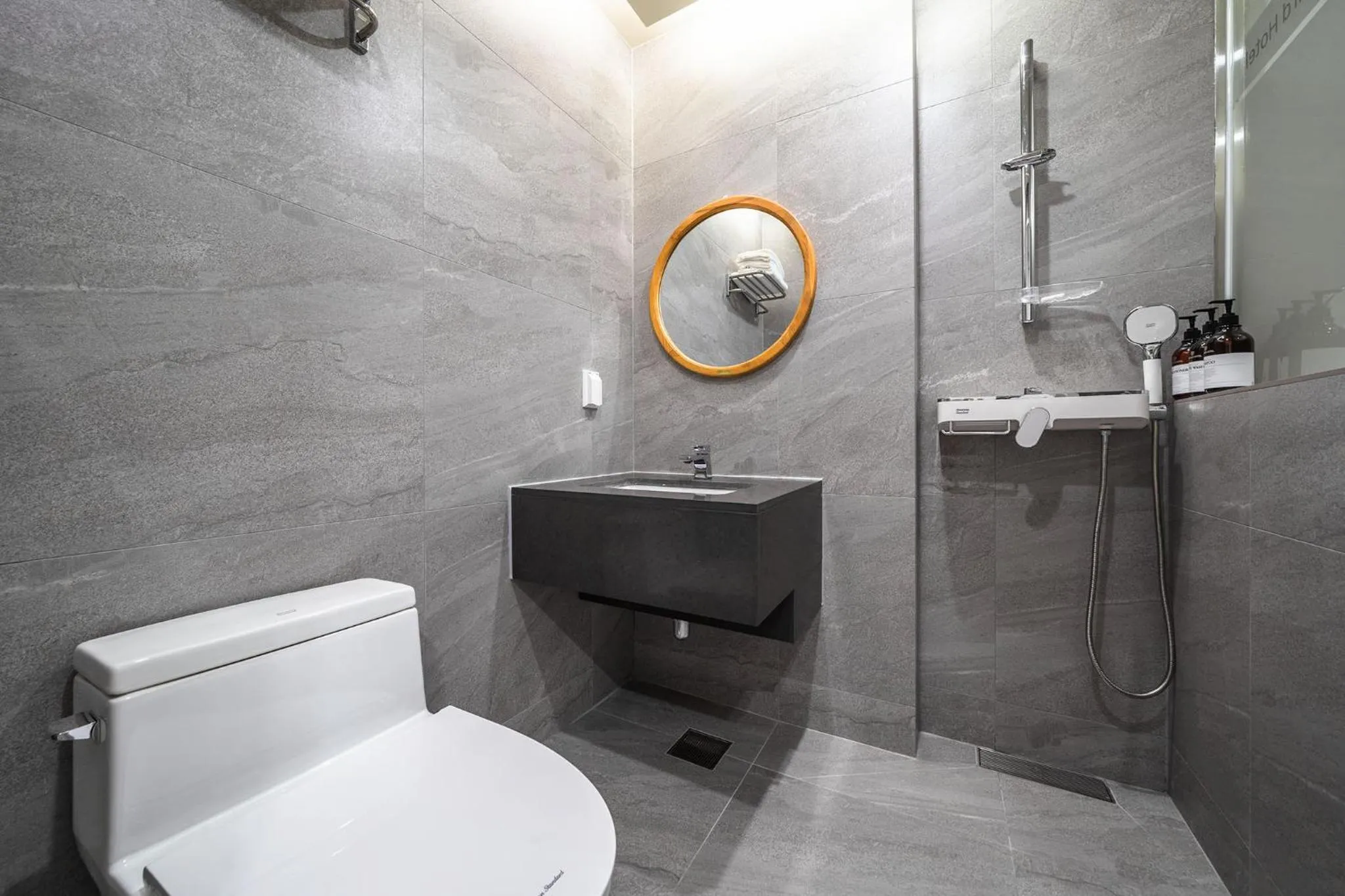 Toilet in Bluebird Hotel