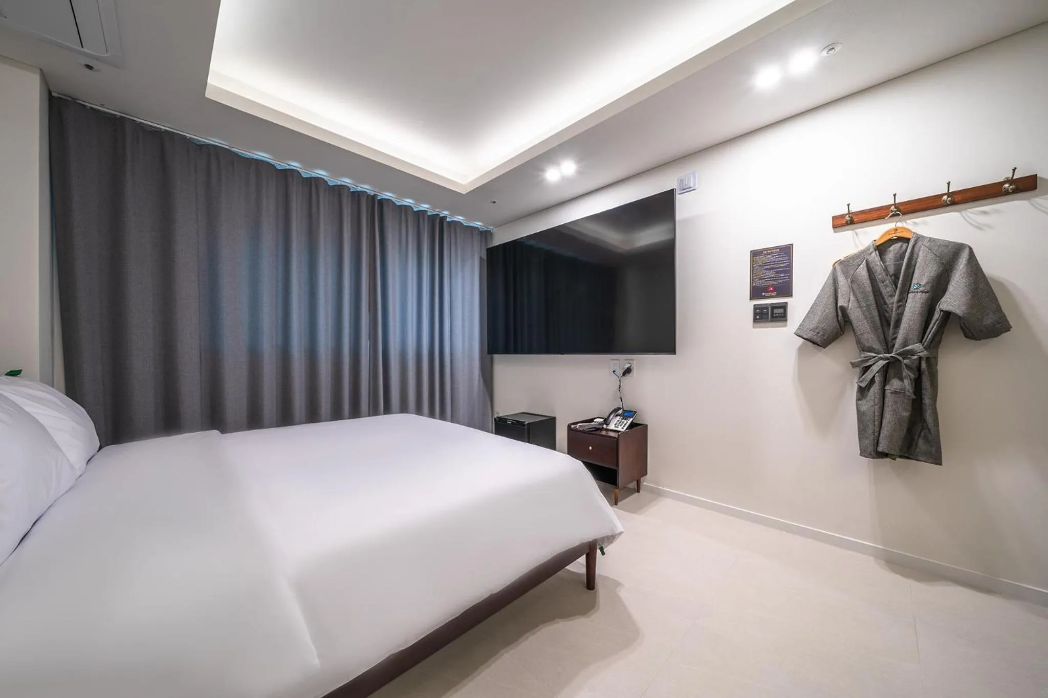 Photo of the whole room, Bed in Bluebird Hotel