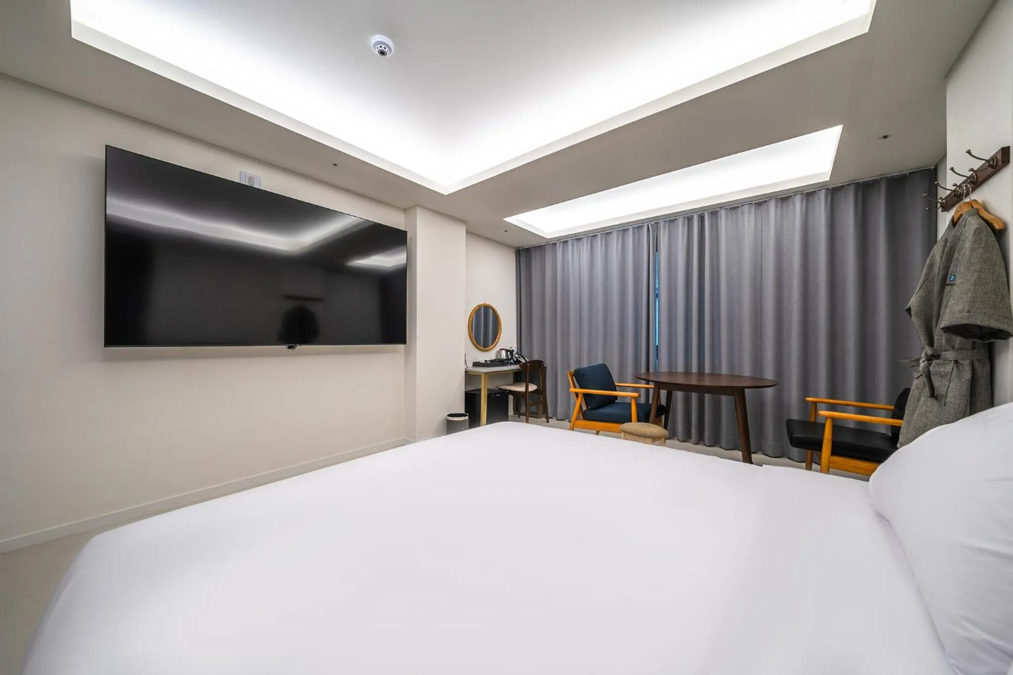 Bedroom, Bed in Bluebird Hotel