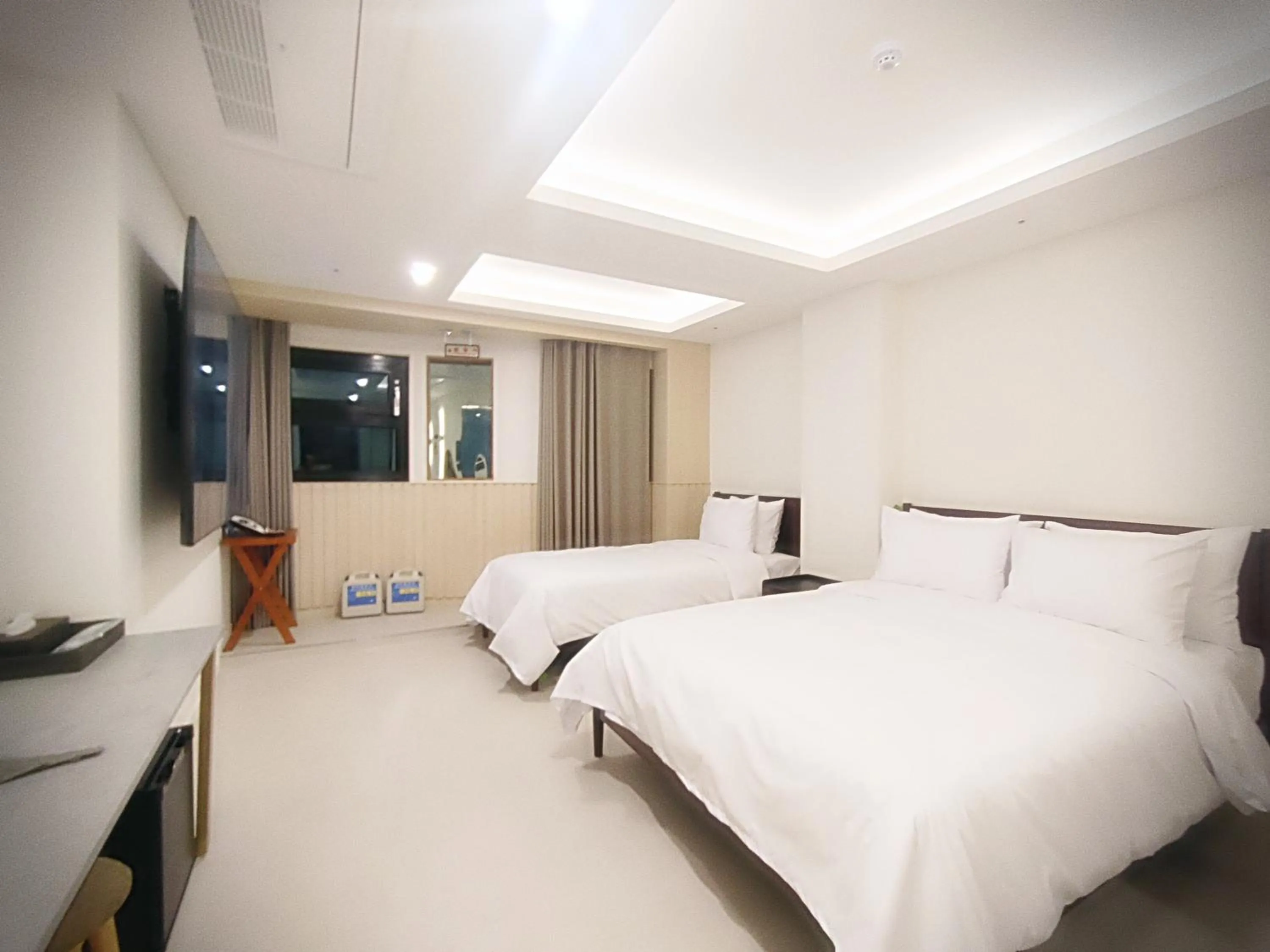 Bedroom, Bed in Bluebird Hotel