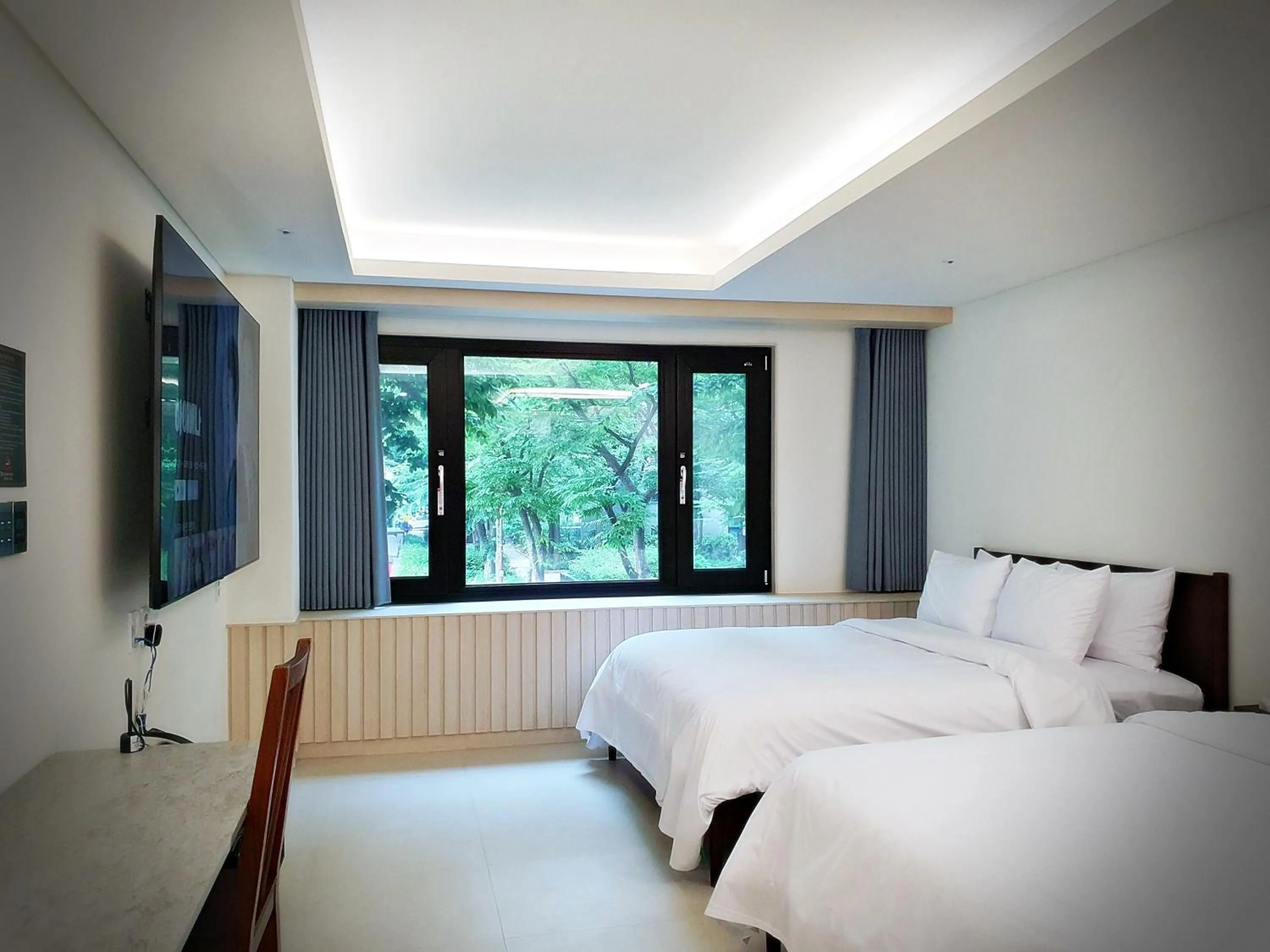 Bedroom, Bed in Bluebird Hotel