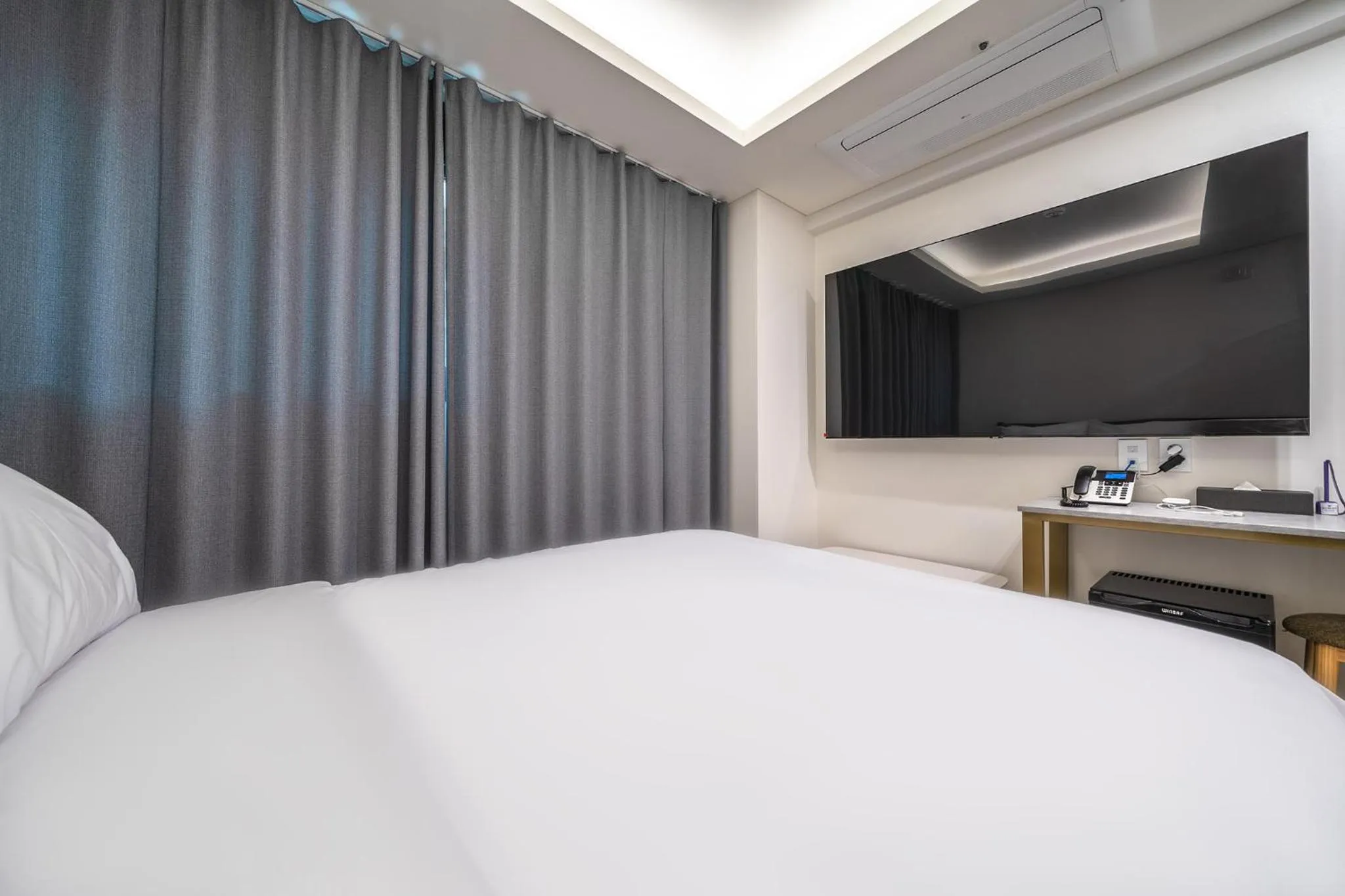 Bedroom, Bed in Bluebird Hotel