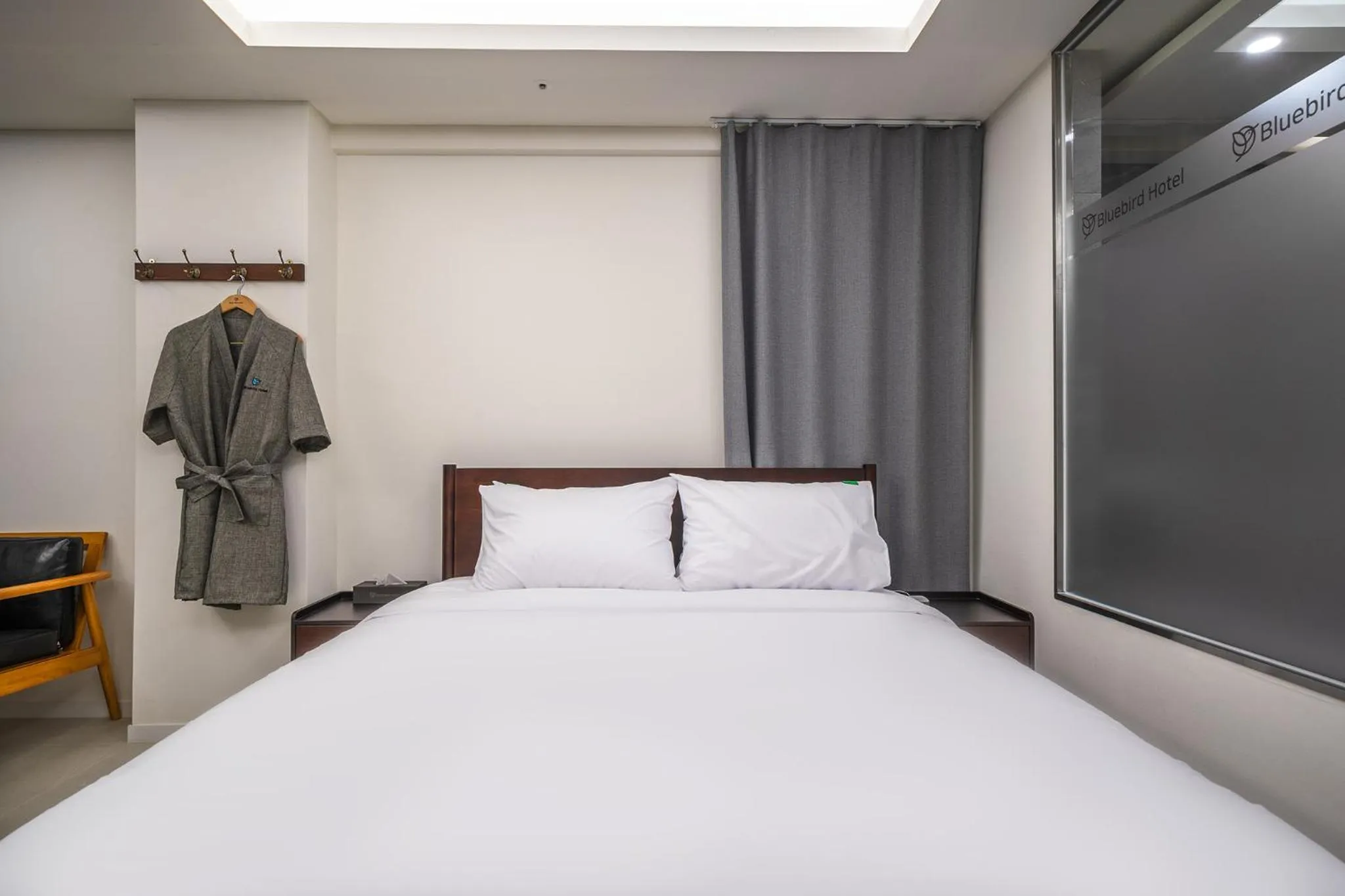 Bedroom, Bed in Bluebird Hotel