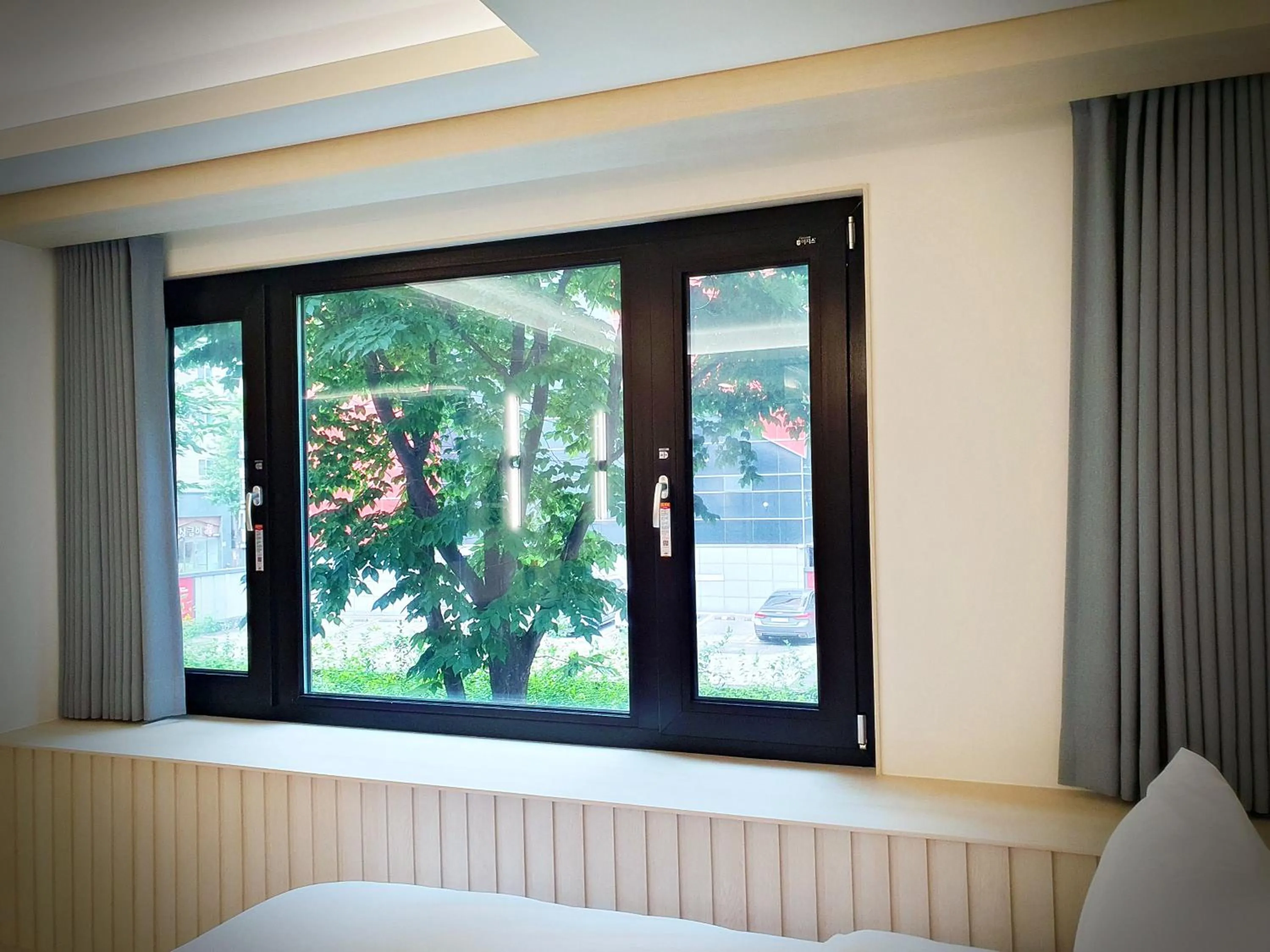 Bedroom, Bed in Bluebird Hotel