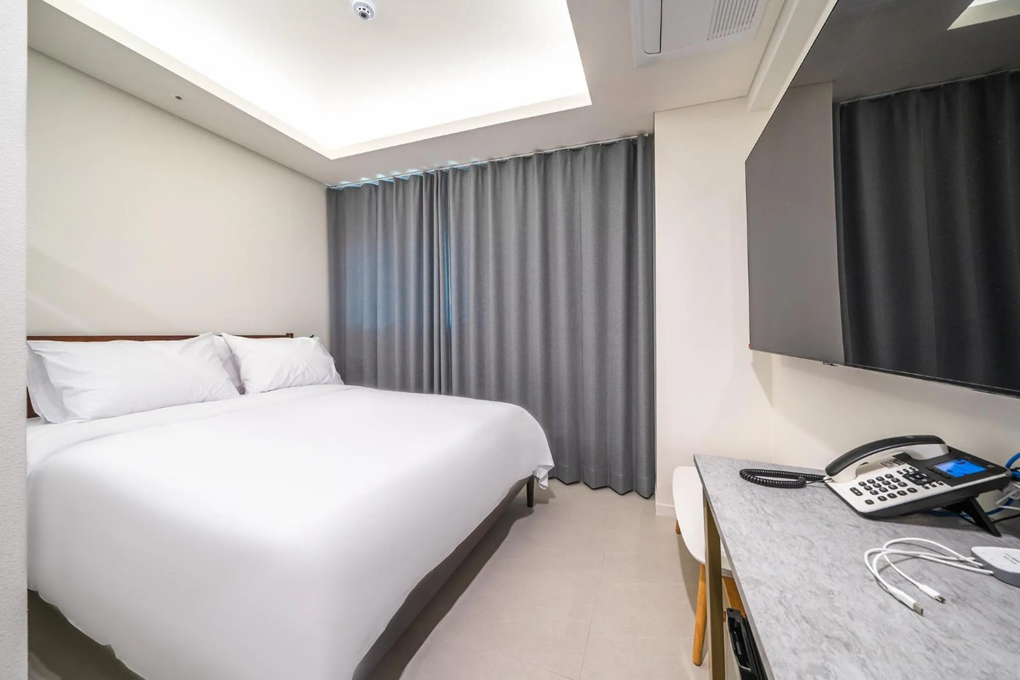 Bedroom, Bed in Bluebird Hotel