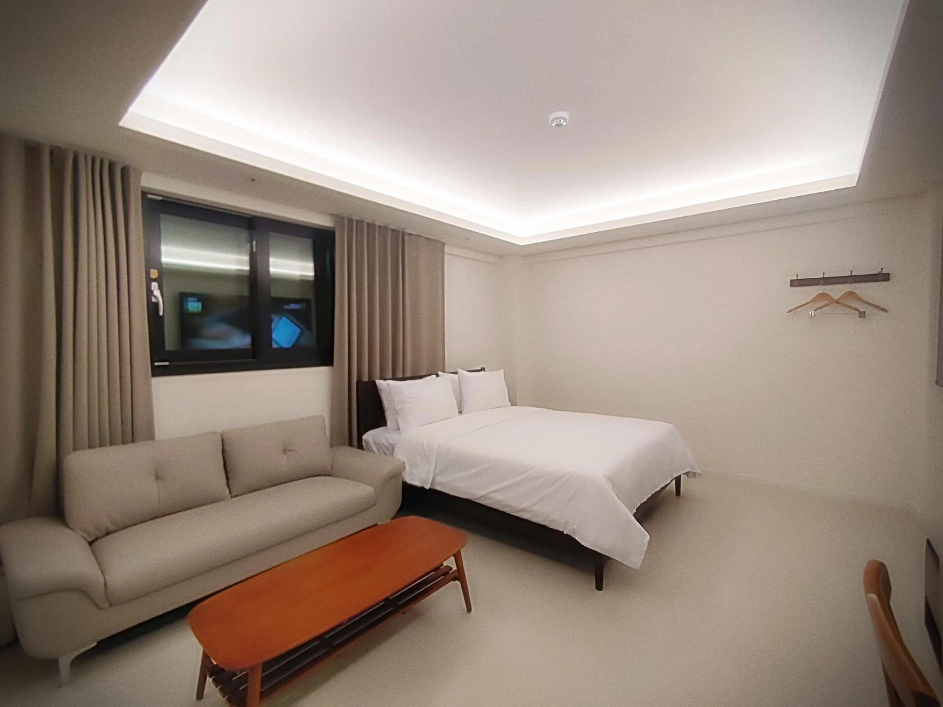 Bedroom, Bed in Bluebird Hotel