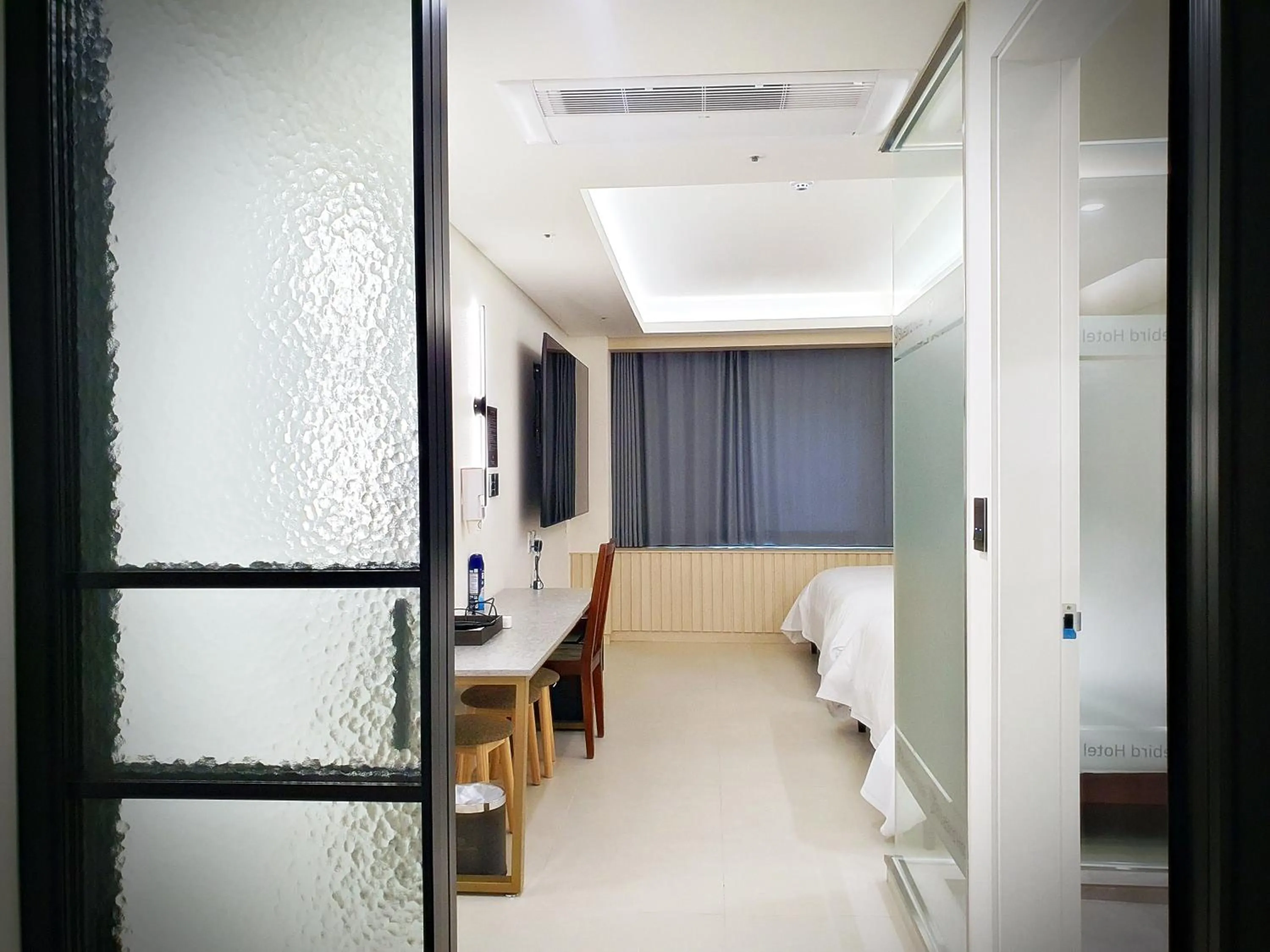 Bedroom, Bed in Bluebird Hotel