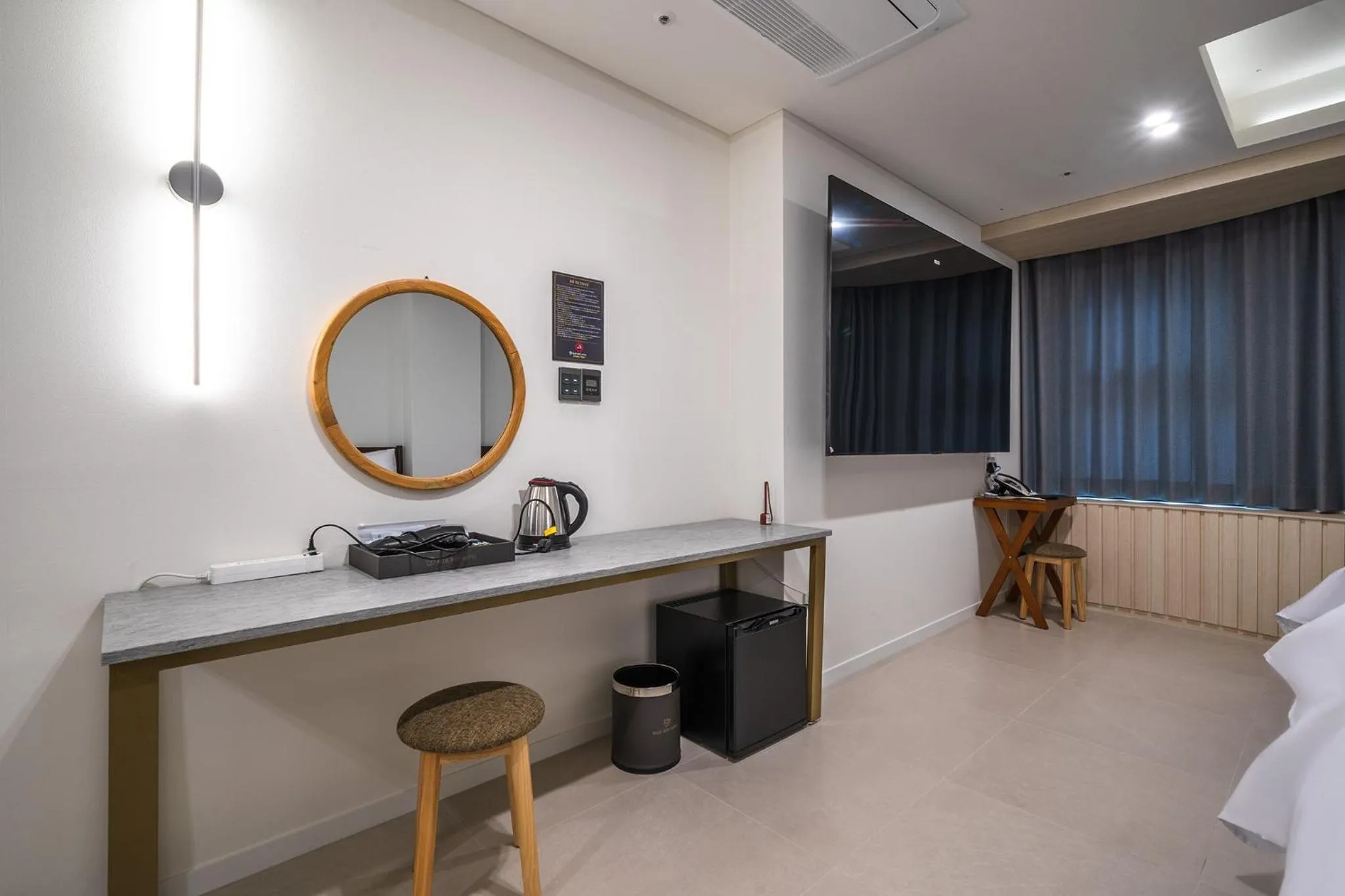 Bedroom, Bed in Bluebird Hotel