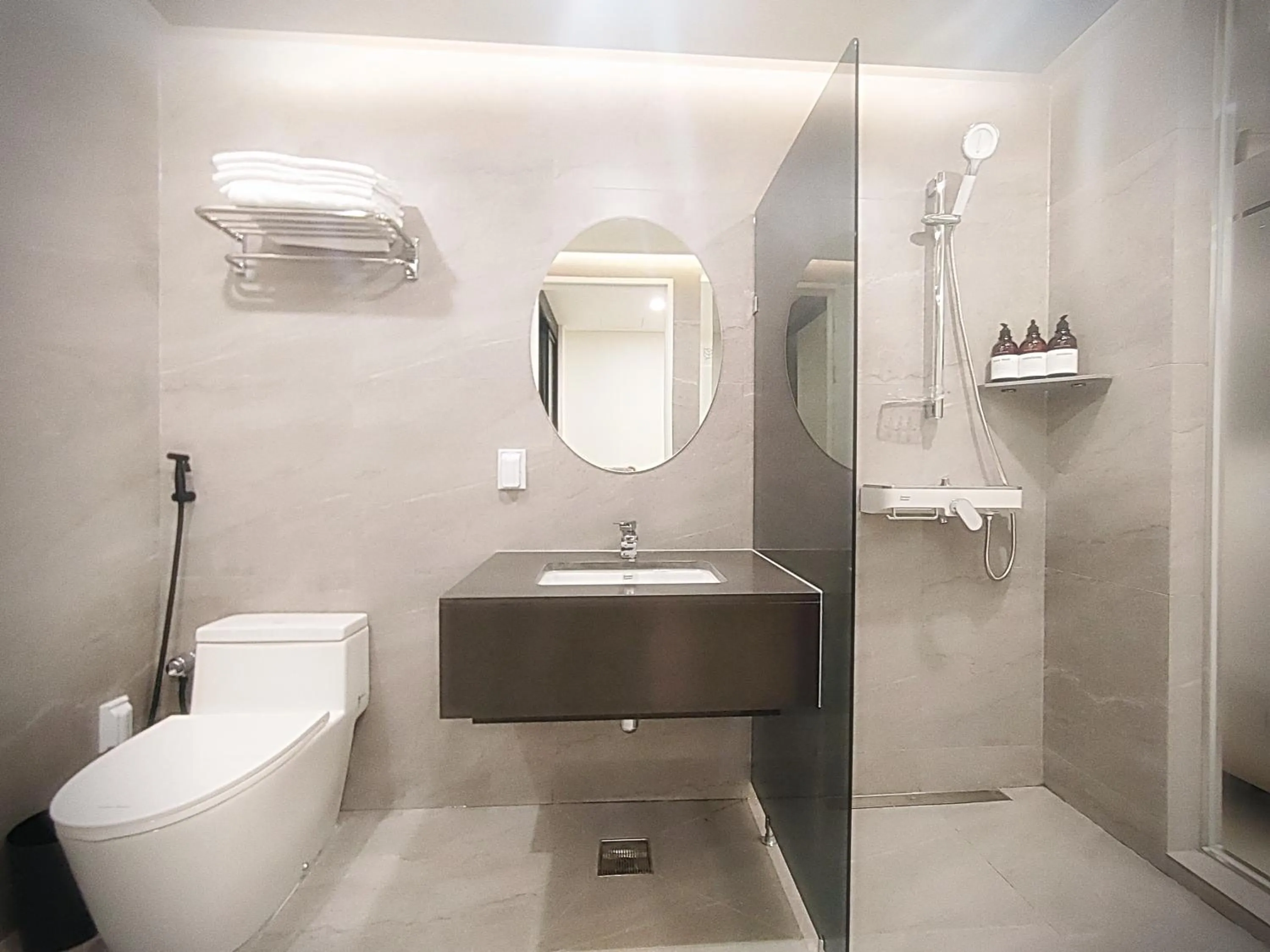 Toilet in Bluebird Hotel