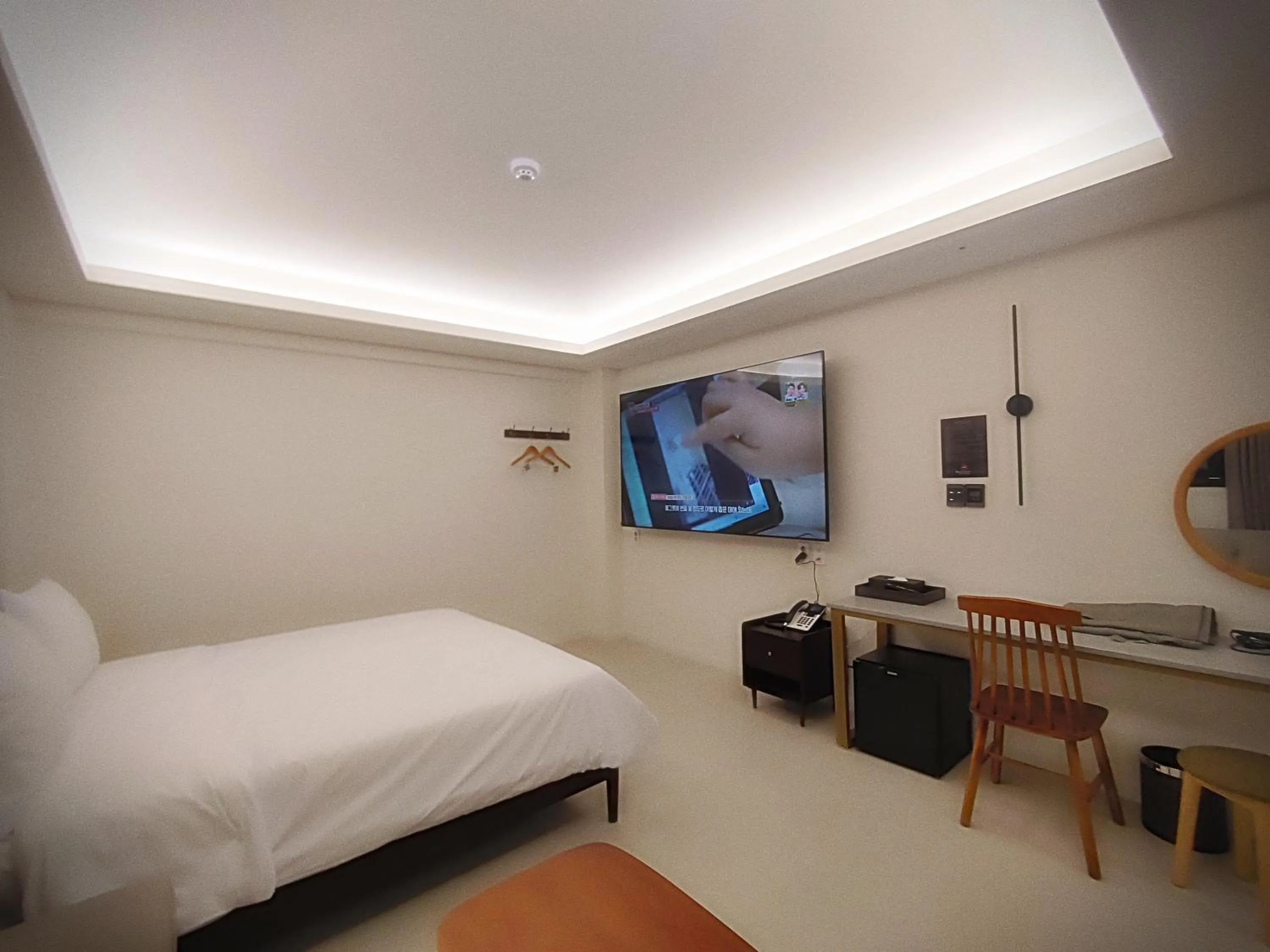 Bedroom, Bed in Bluebird Hotel