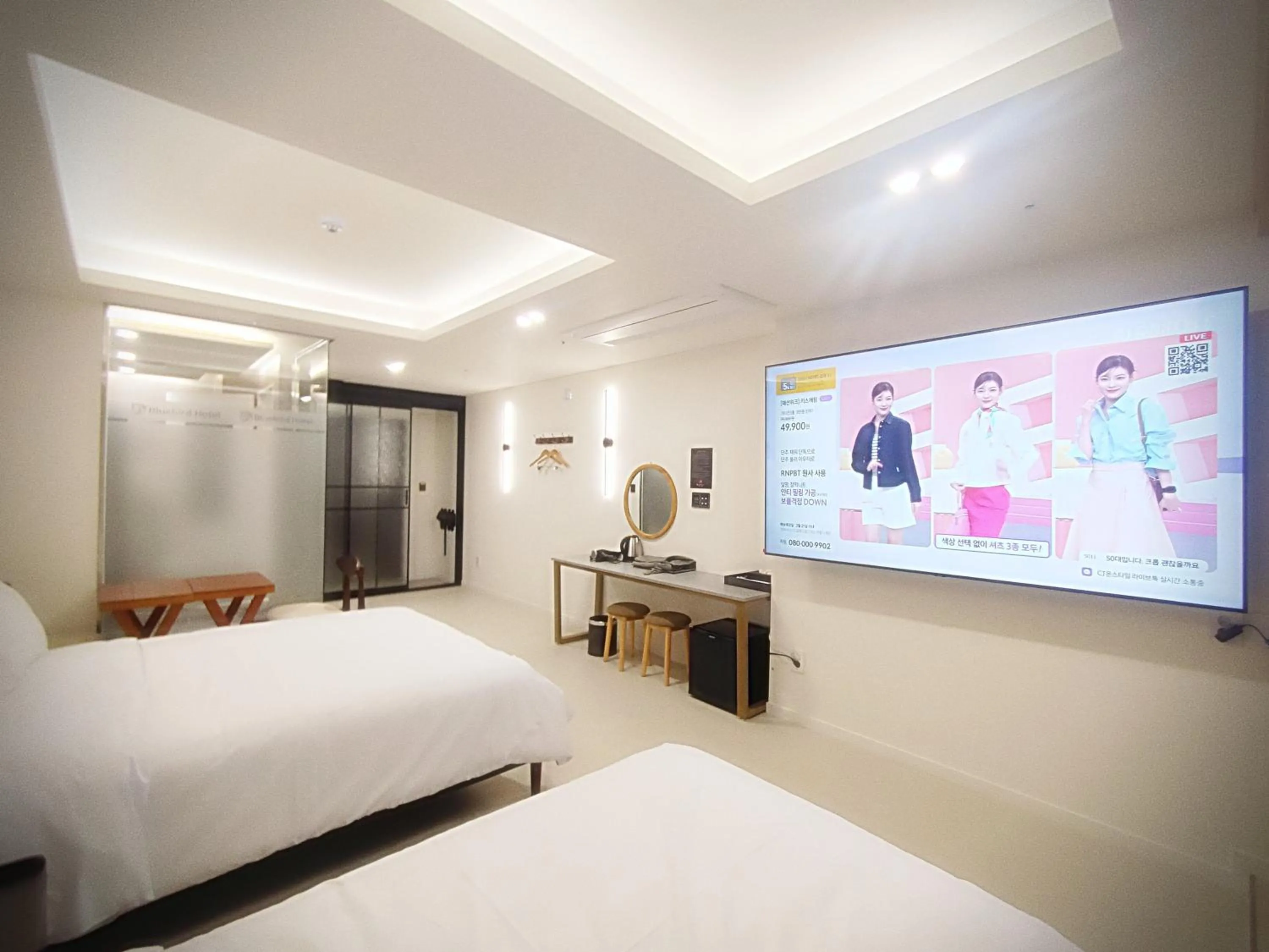 Bedroom, Bed in Bluebird Hotel