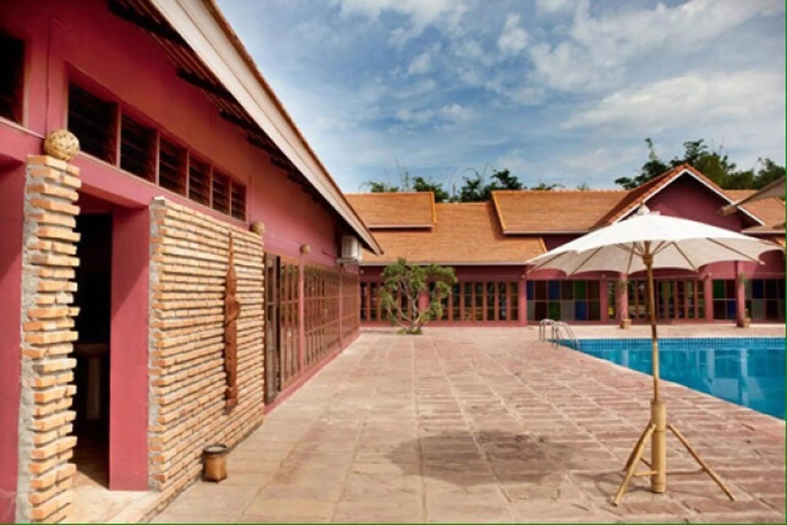 Swimming pool in Chiangmai Royal Creek Hotel