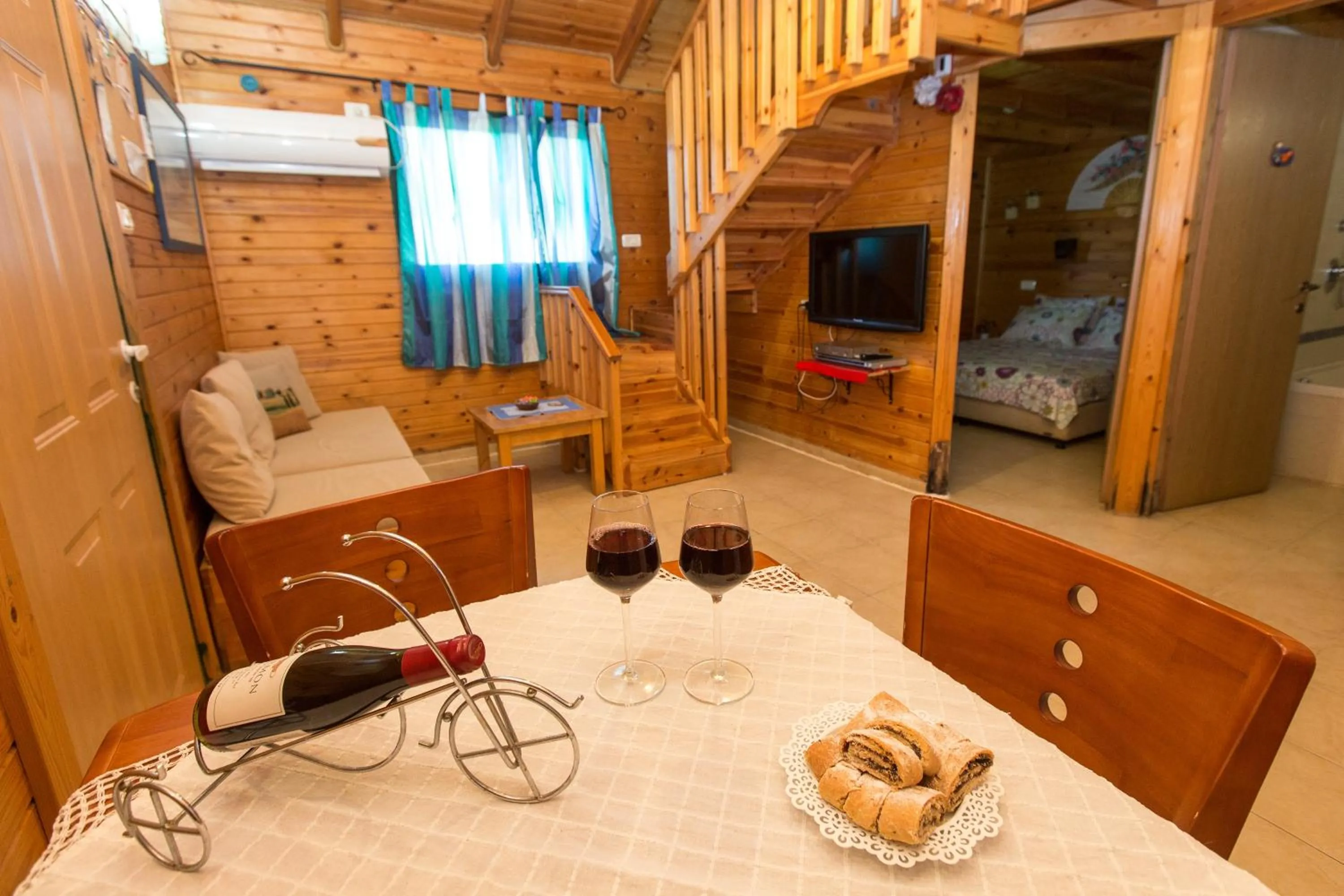 Dining area, Bed in Leyad Hashmura Lodging