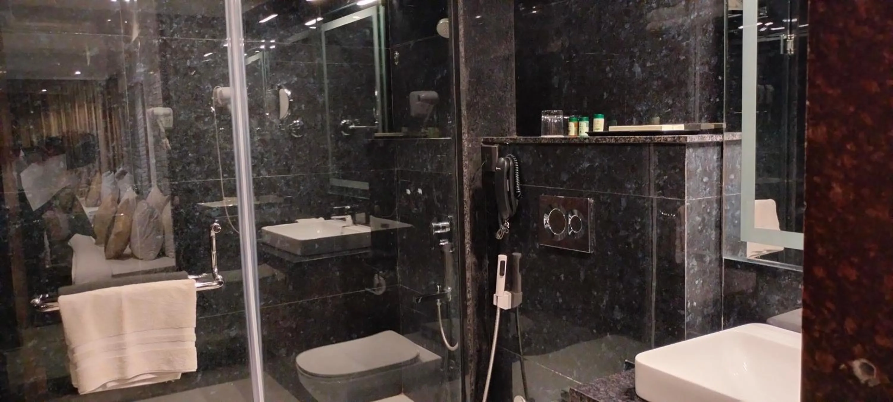 Bathroom in Classic Sapphire Ananta Bundi