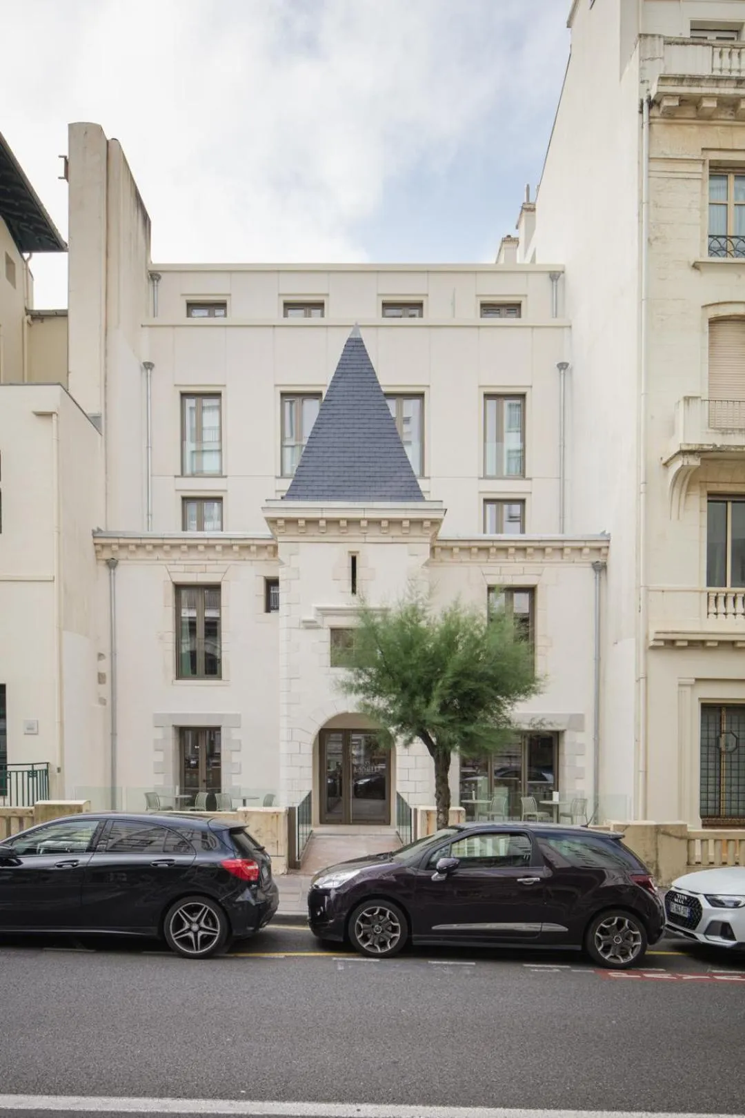 Property building in Hôtel La Suite