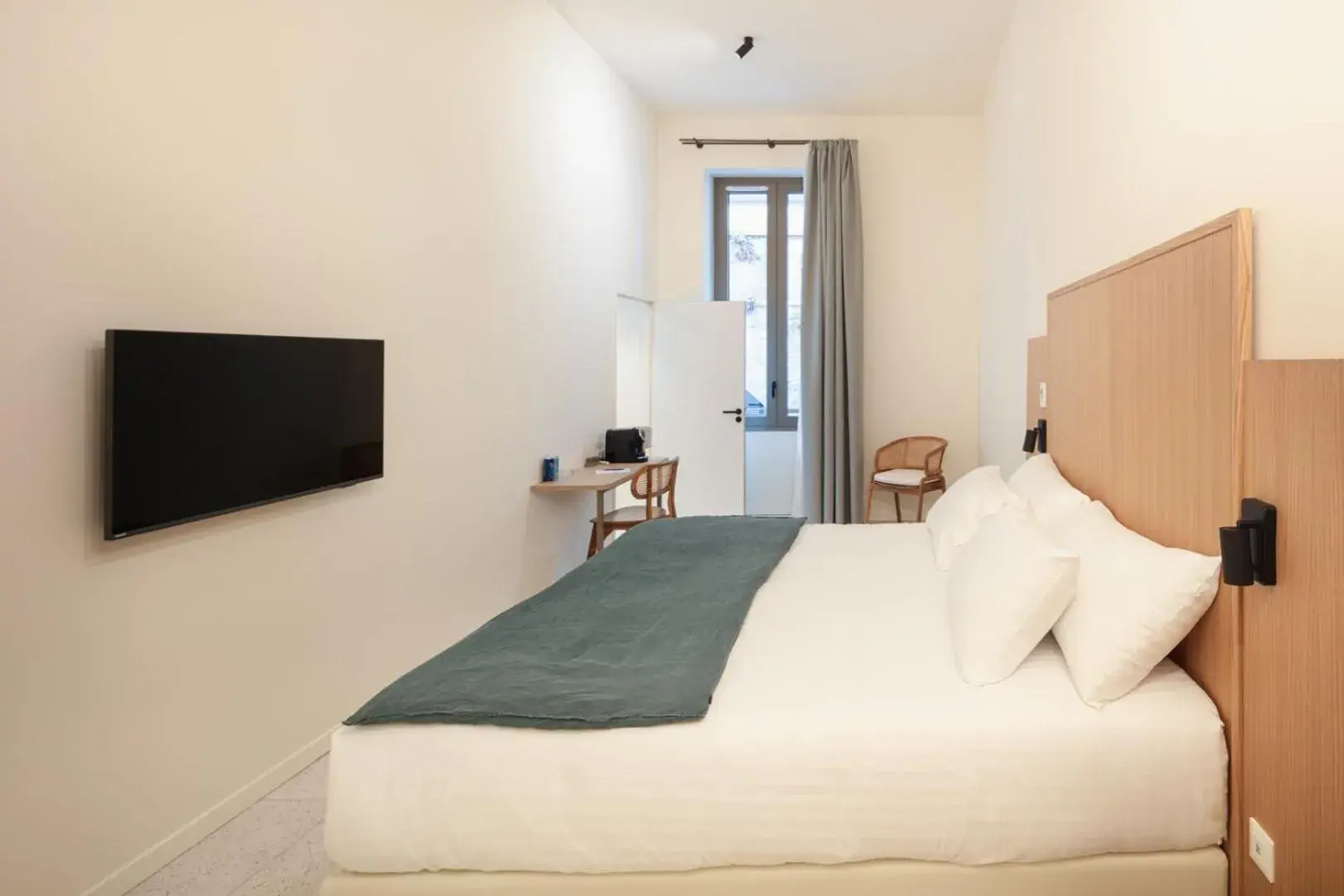 Standard Double Room in Hôtel La Suite Standard Double Room in Hôtel La Suite