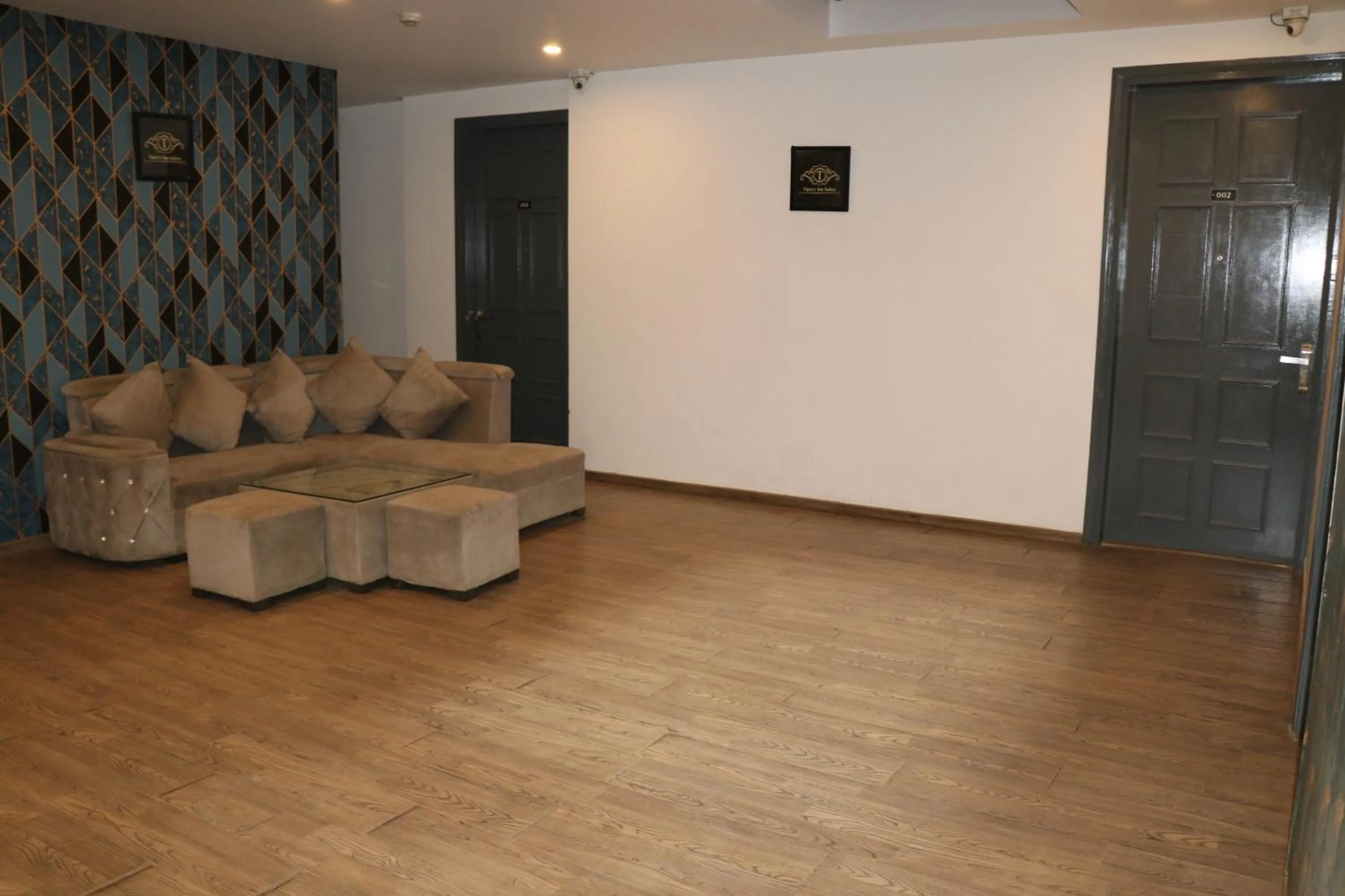 TIPSYY INN 003