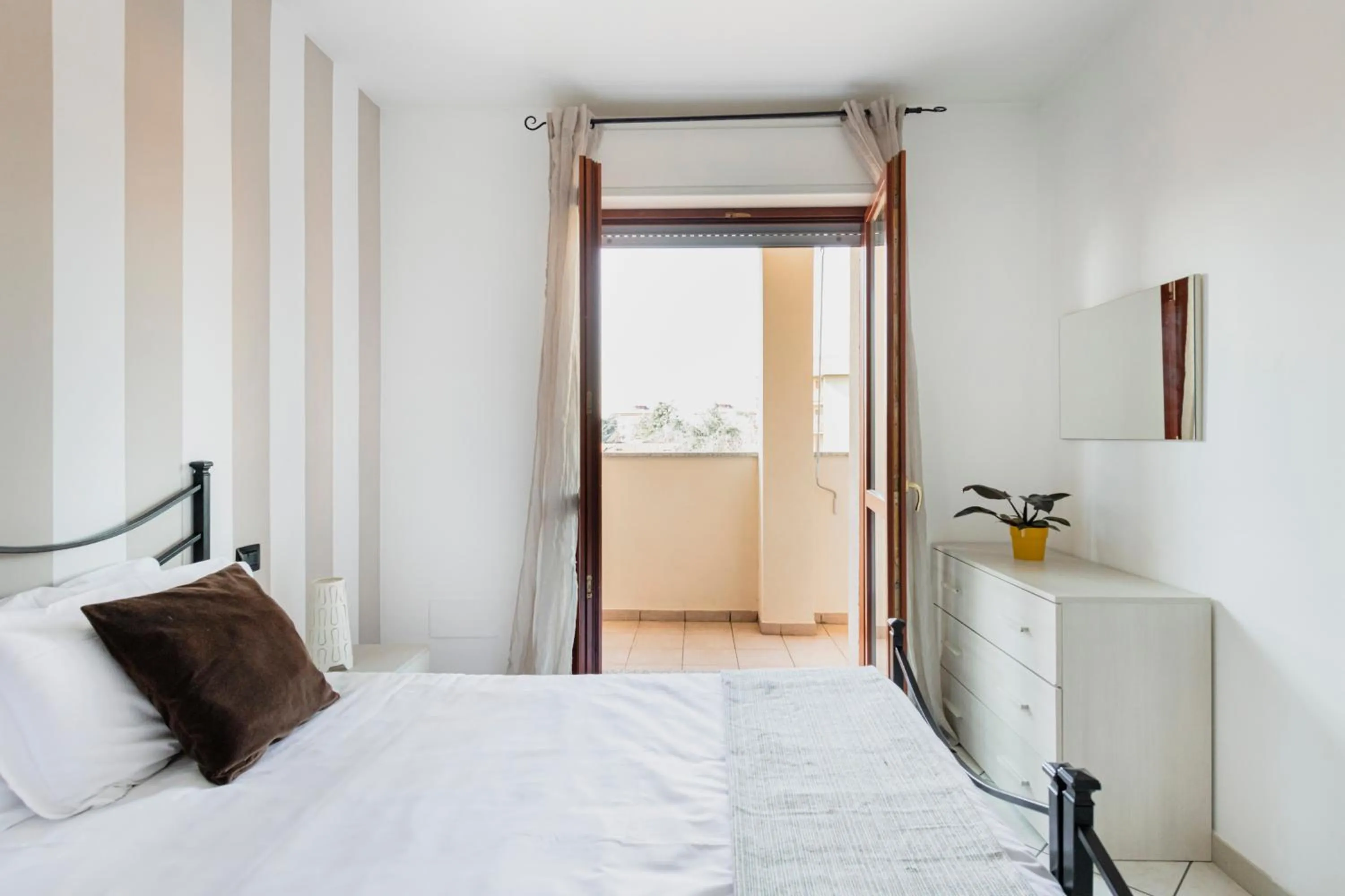 Photo of the whole room, Bed in HQ Aparthotel Milano Inn - Smart Suites