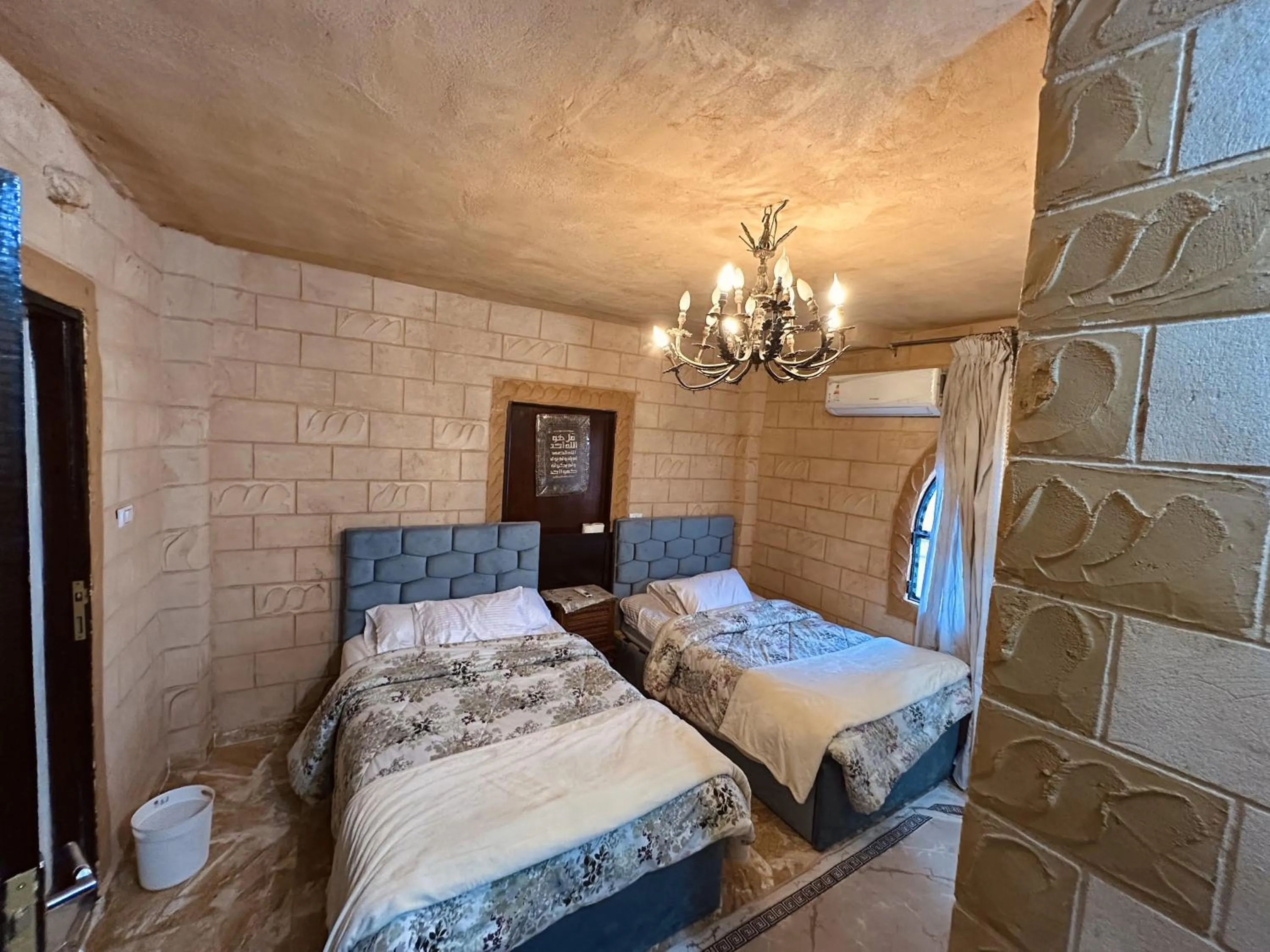 Photo of the whole room, Bed in Queen of the pyramids hotel