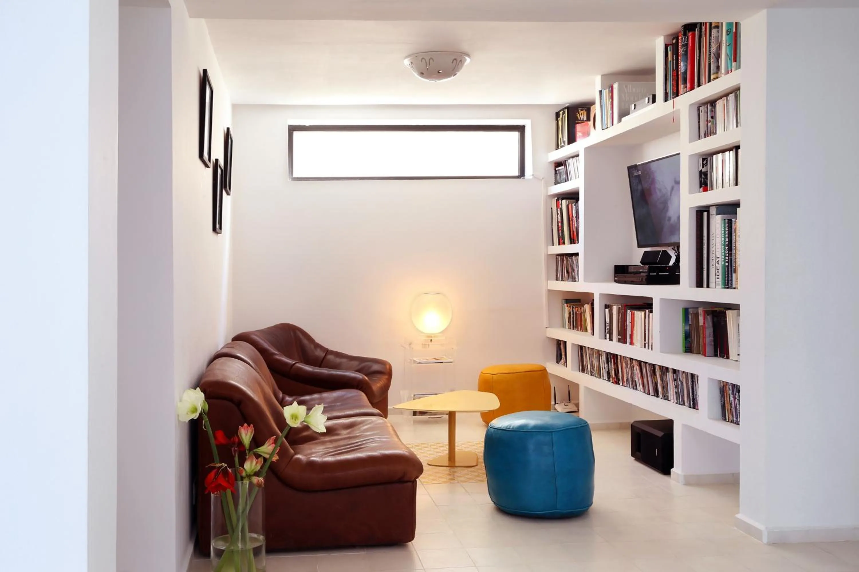 Communal lounge/ TV room in Vila Bea