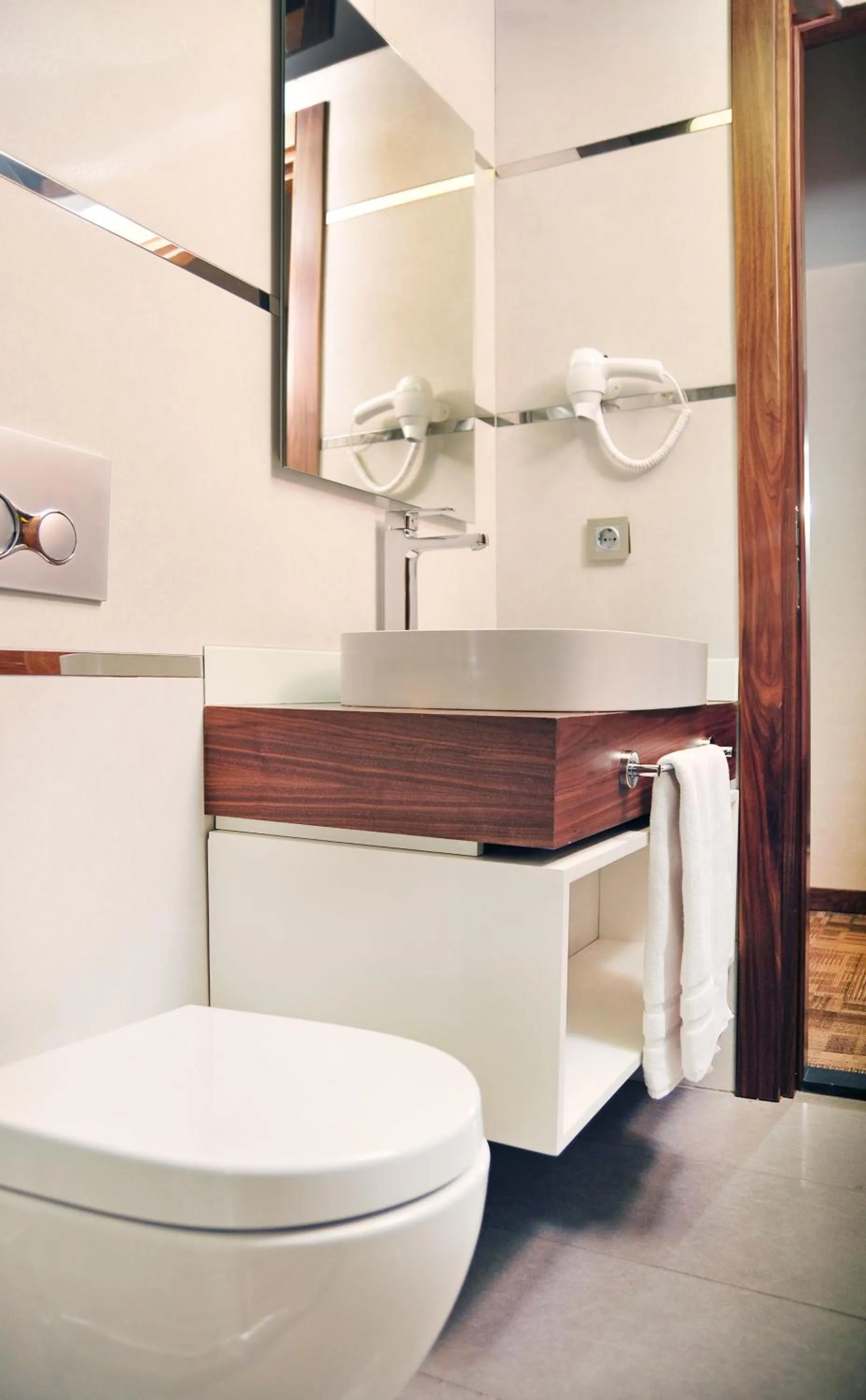 Toilet in Avin Hotel