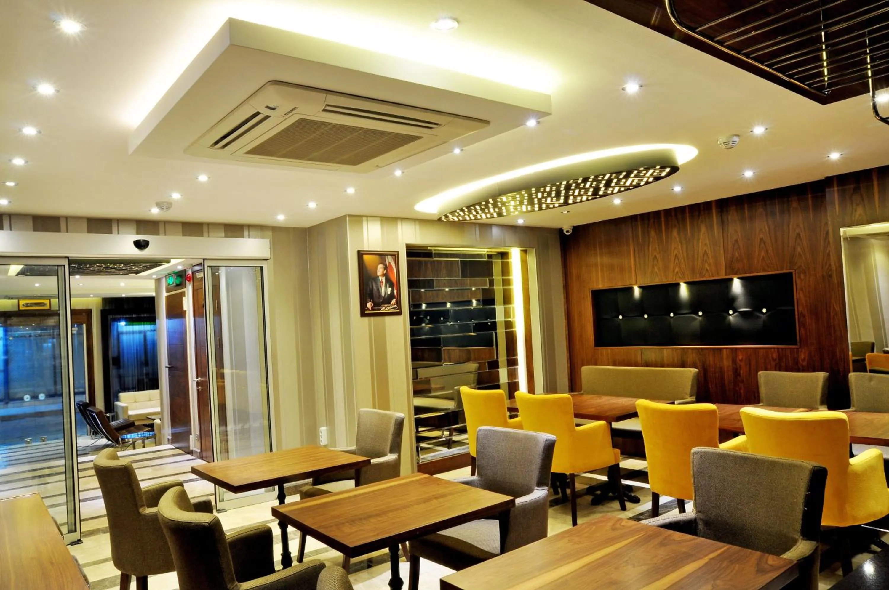 Restaurant/places to eat in Avin Hotel