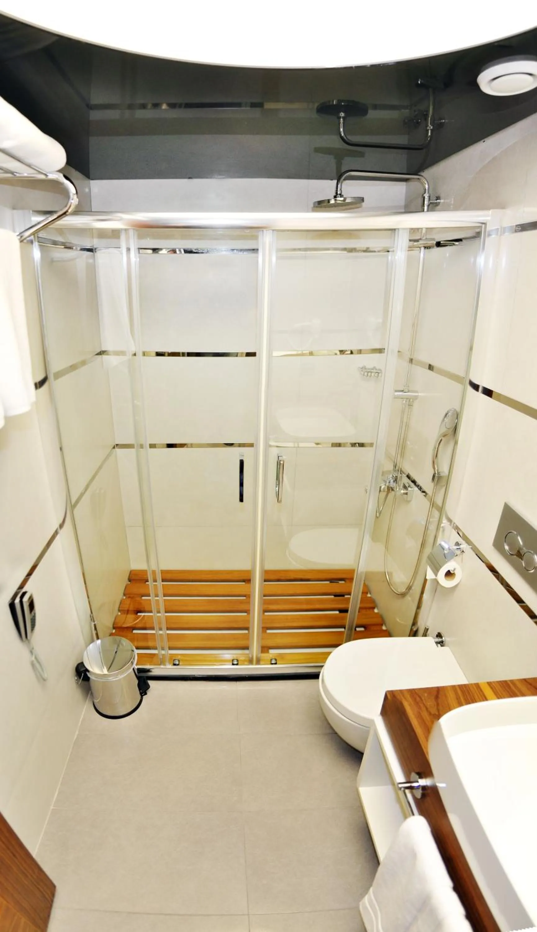 Shower in Avin Hotel