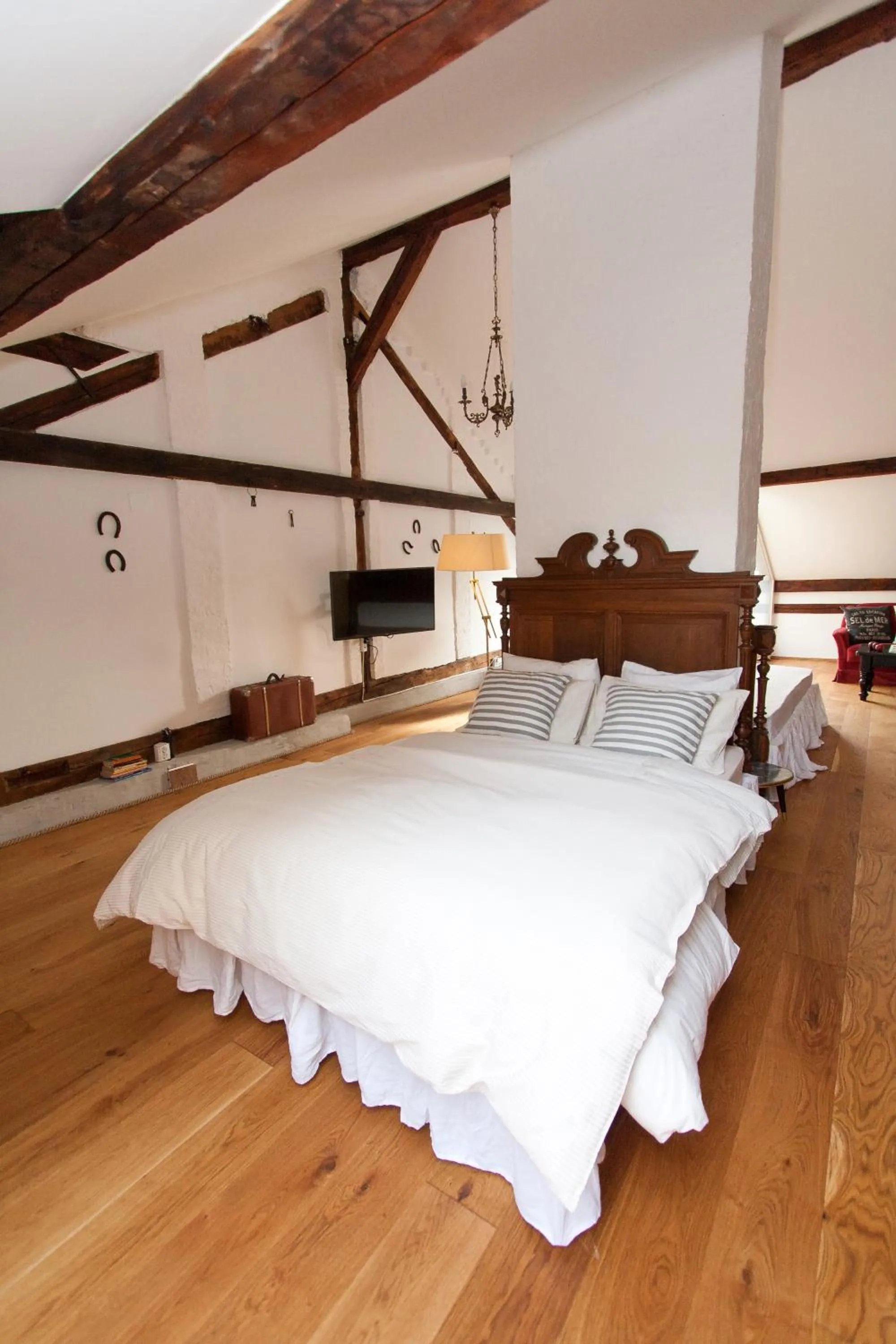 Food, Bed in Camino Home