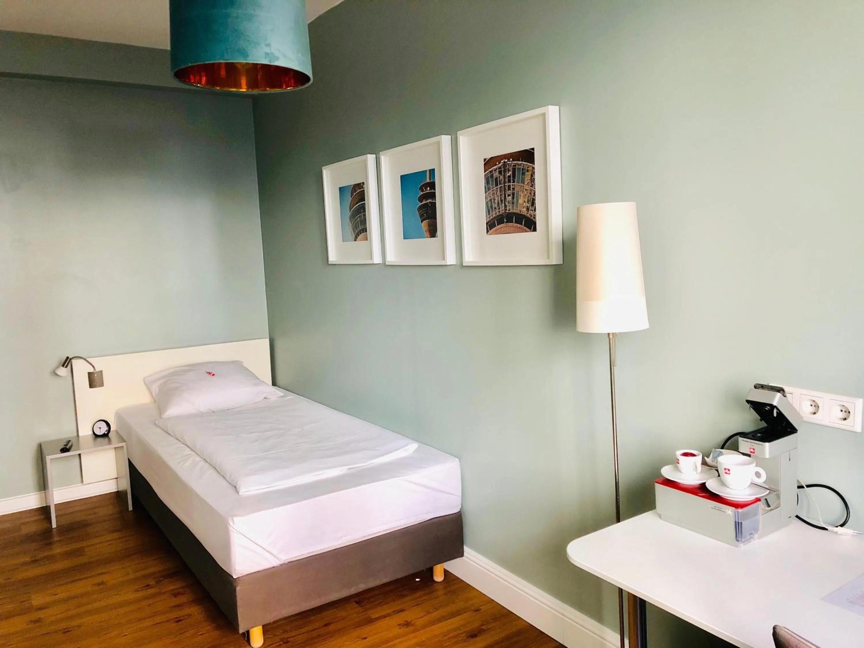 Bed in MAX Hotel Düsseldorf Self-Check-in