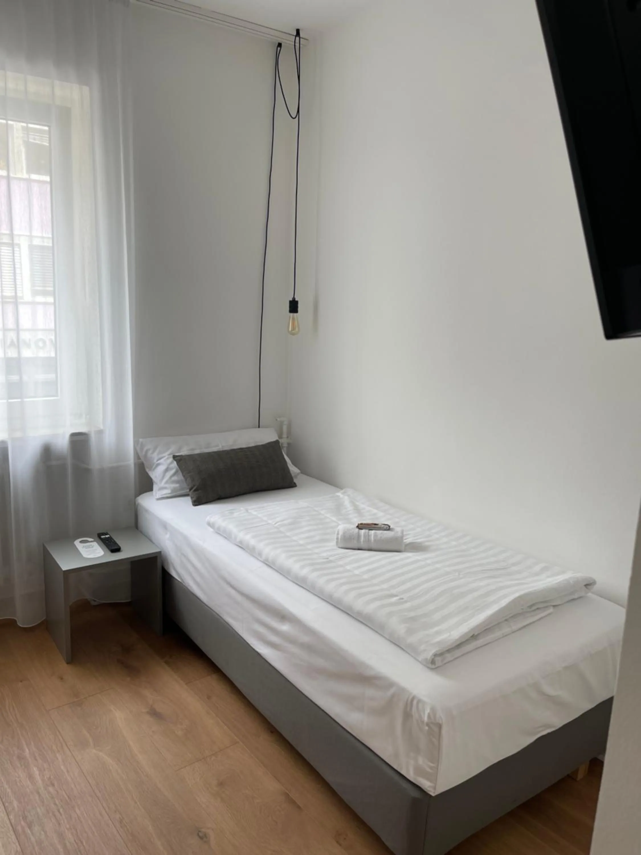 Bed in MAX Hotel Düsseldorf Self-Check-in